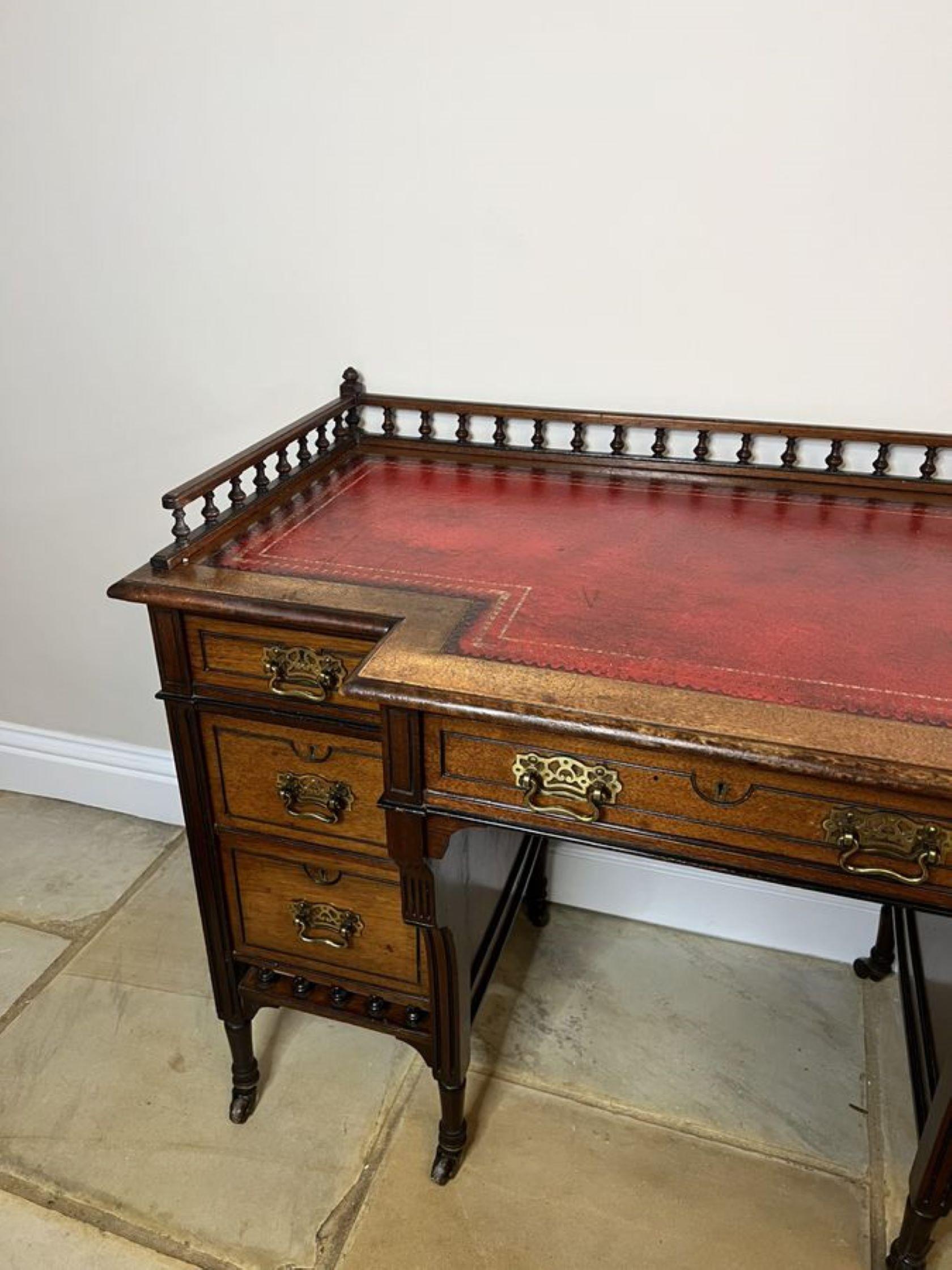 Antique Victorian quality walnut leather top freestanding kneehole desk  For Sale 3