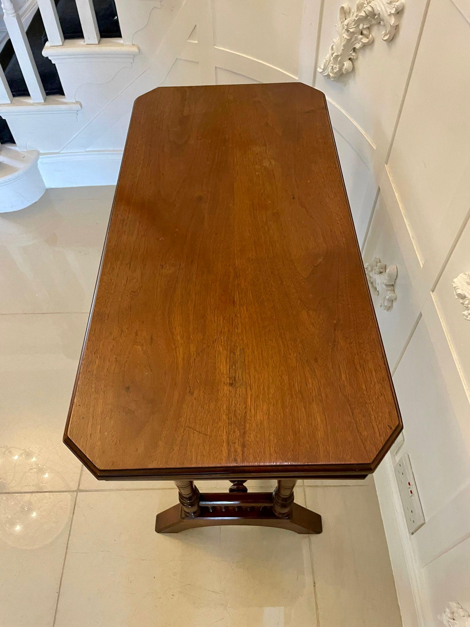 Antique Victorian Quality Walnut Side/Lamp Table In Good Condition For Sale In Suffolk, GB