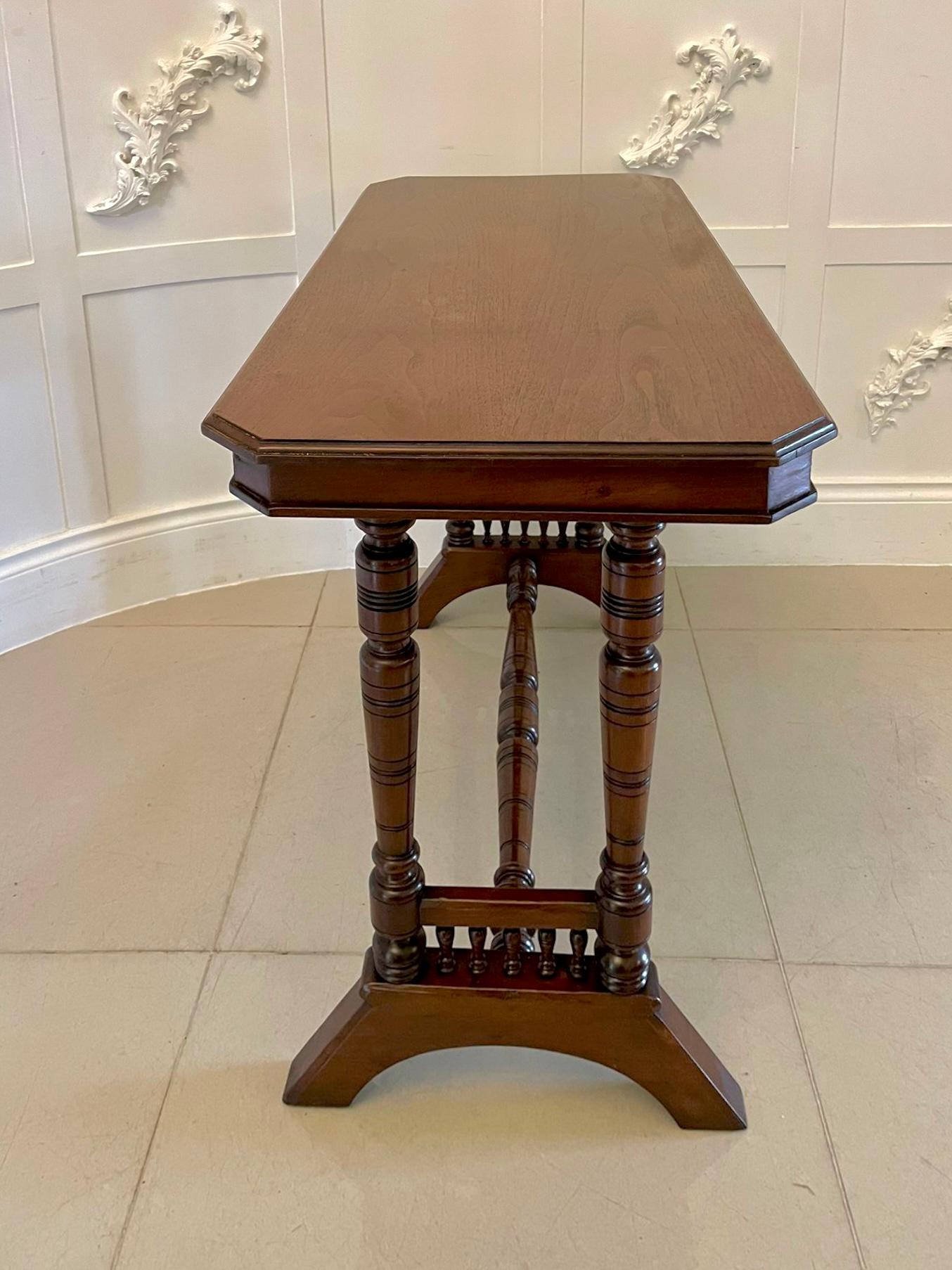 19th Century Antique Victorian Quality Walnut Side/Lamp Table For Sale