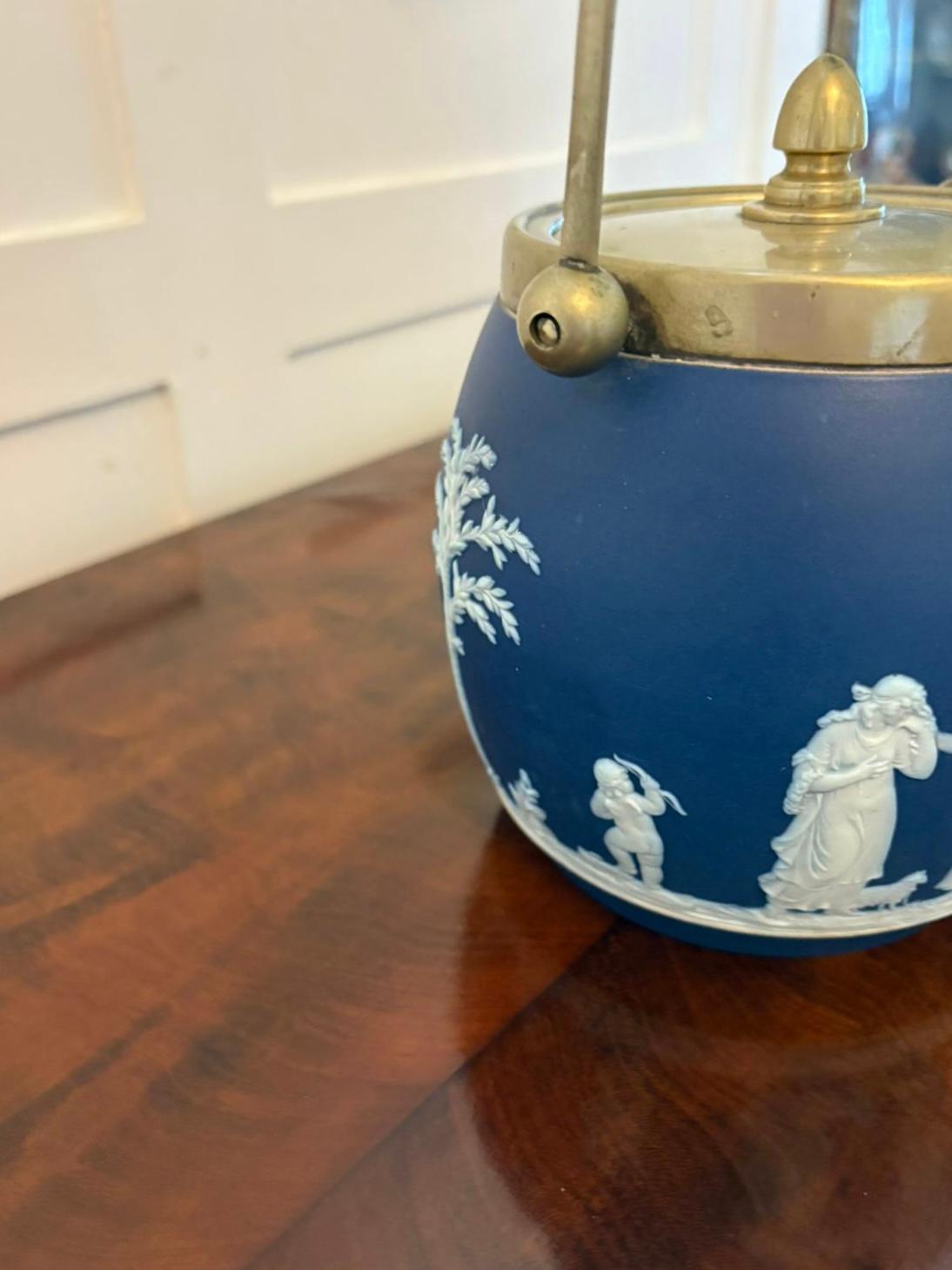 Antique Victorian Quality Wedgwood Jasperware Biscuit Barrel In Good Condition For Sale In Suffolk, GB