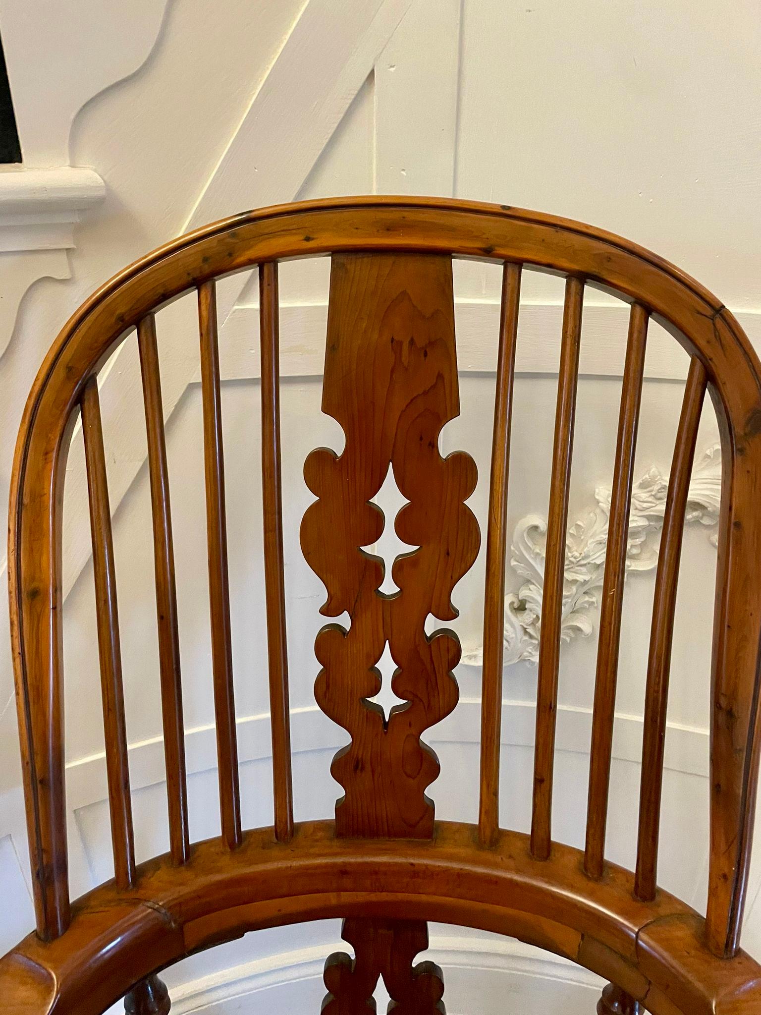Chaise Windsor de qualité victorienne ancienne en bois d'if à bras brossé  en vente 1