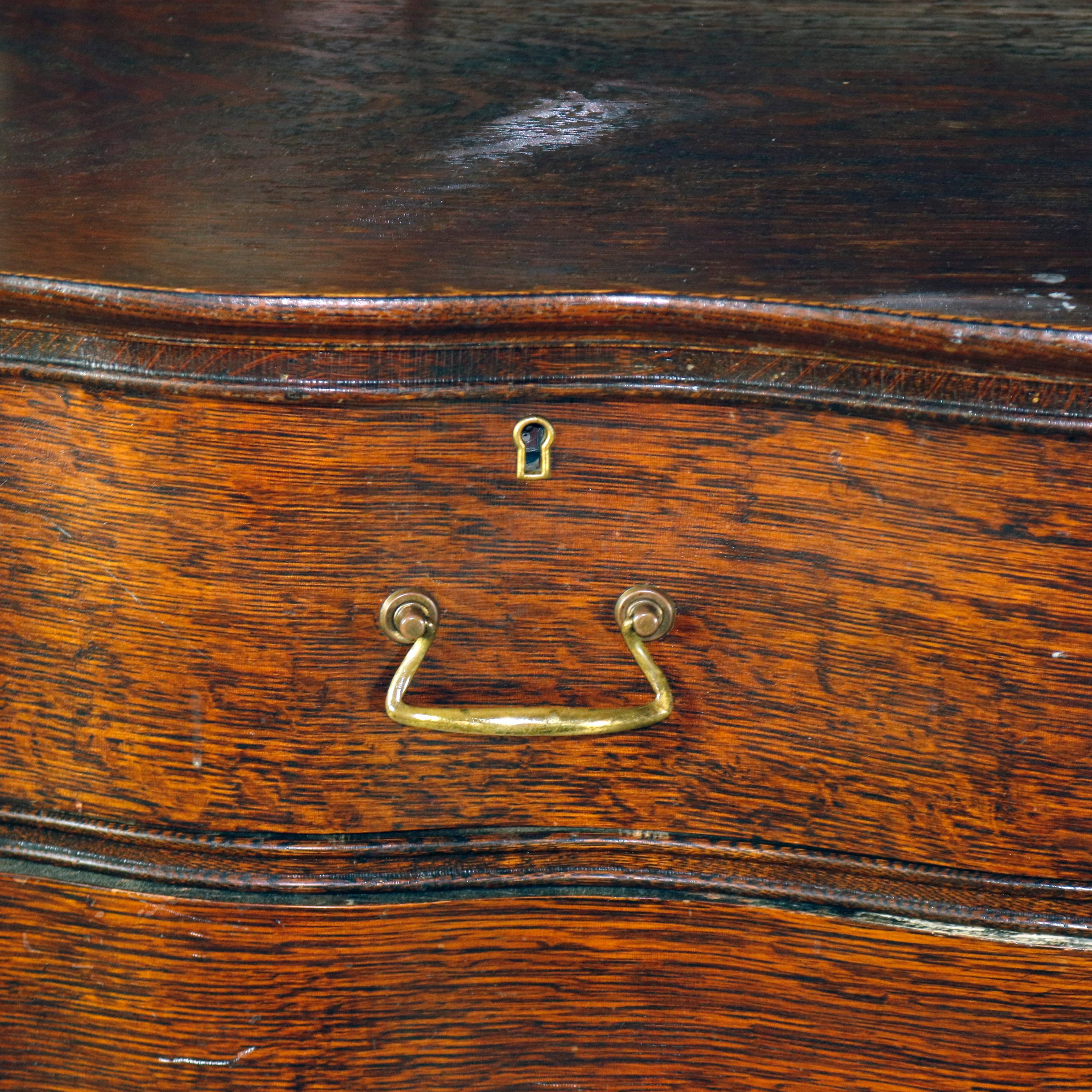 Antique Victorian Quarter Sawn Oak Serpentine Dresser with Mirror, circa 1900 3