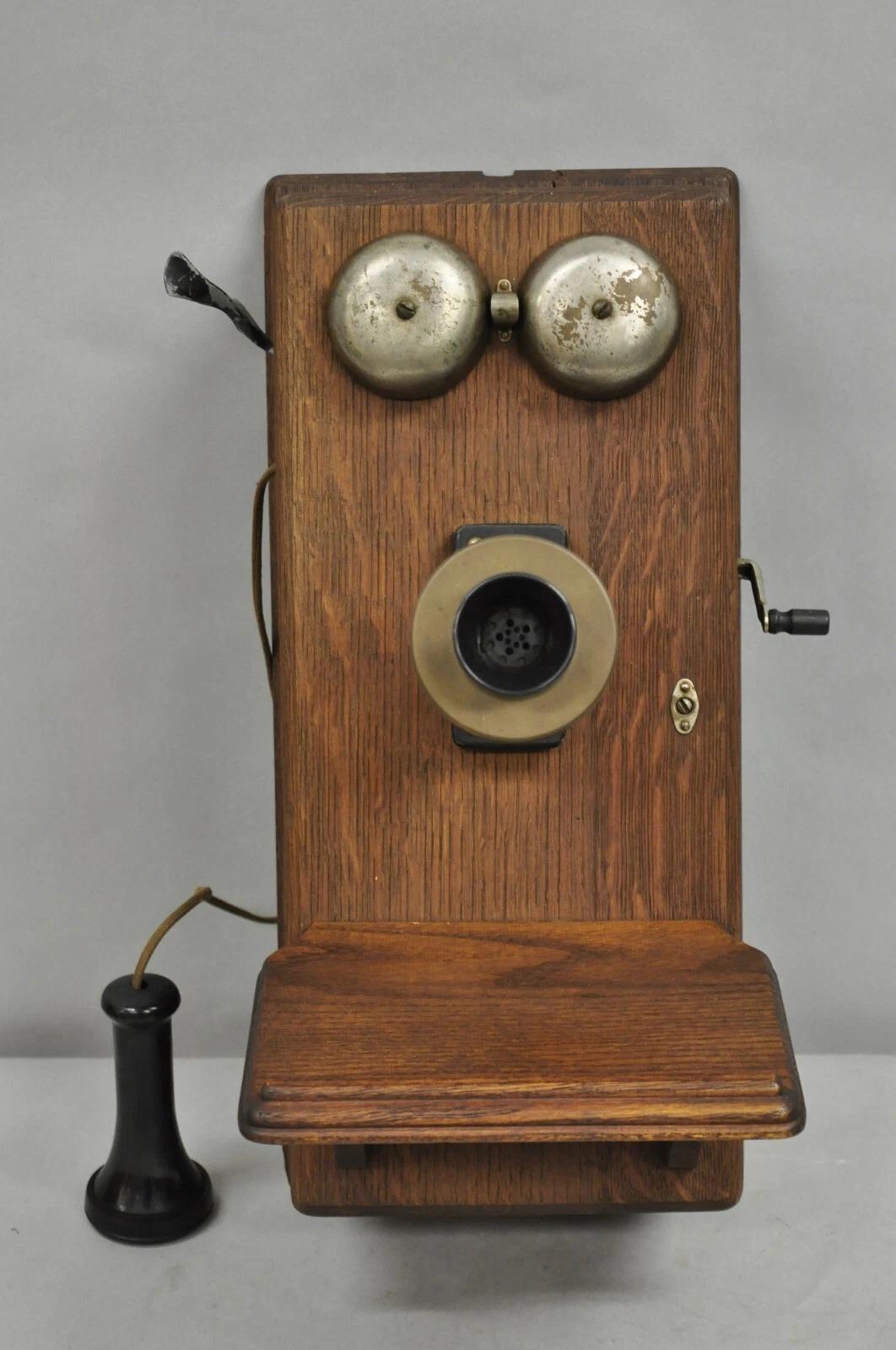 Antique Victorian Quartersawn Oak Hand Crank Chandelier Téléphone mural. Circa Early 20th Century. Dimensions : 20
