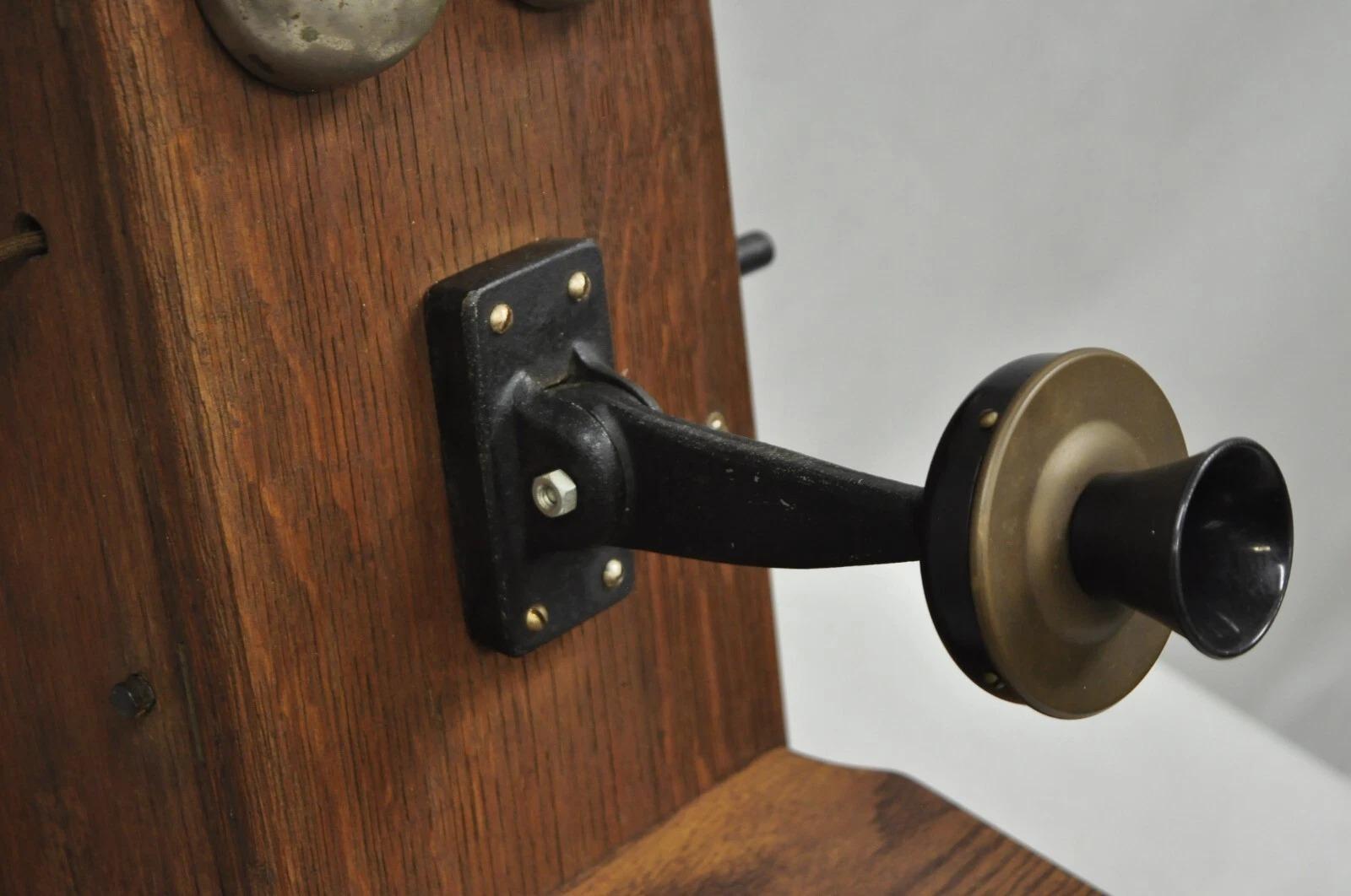 20ième siècle Ancienne manivelle victorienne en Oak Quartersawn Chandelier Téléphone mural en vente