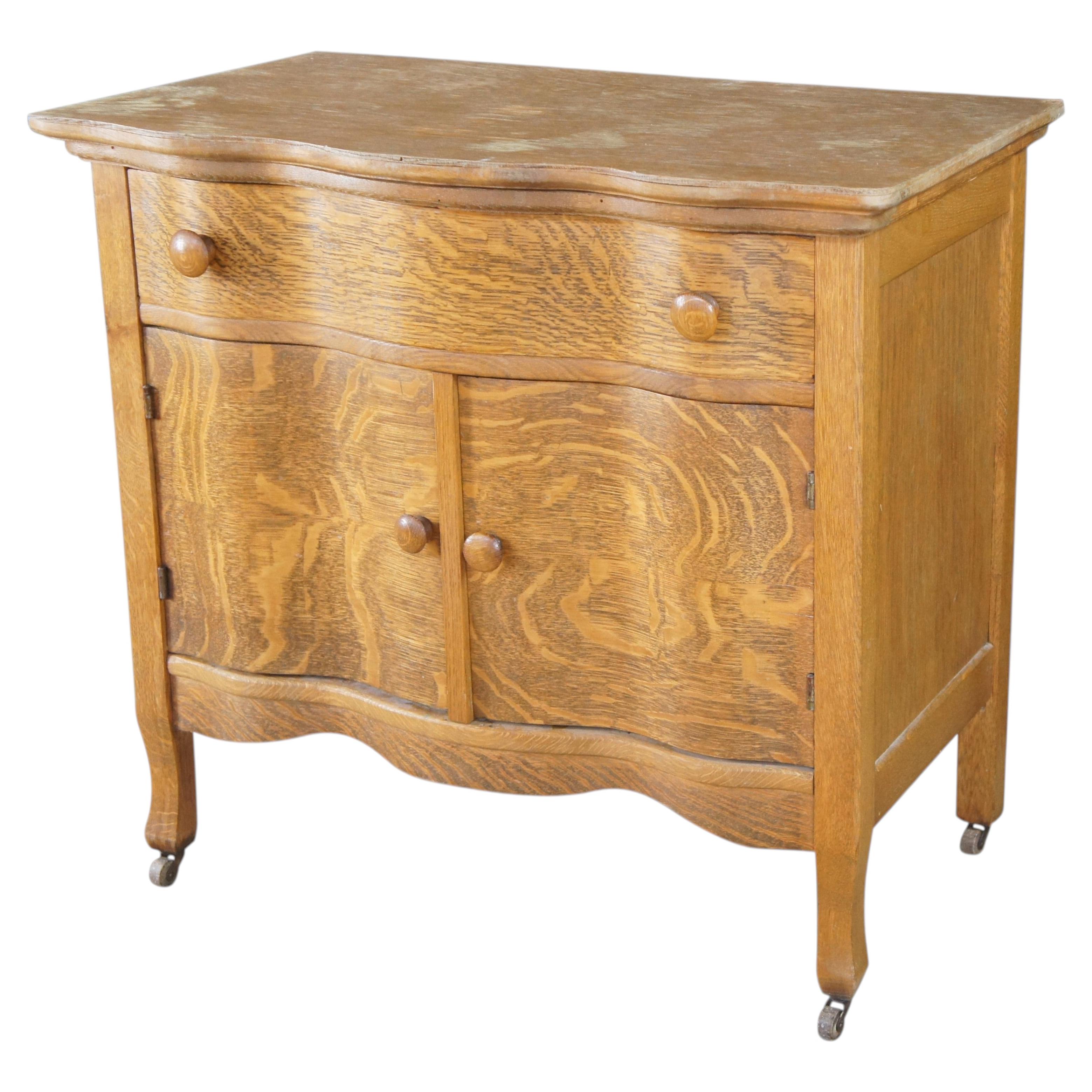 Commode-lavabo victorienne ancienne en chêne scié sur quartier, de style serpentine, en forme de méandre
