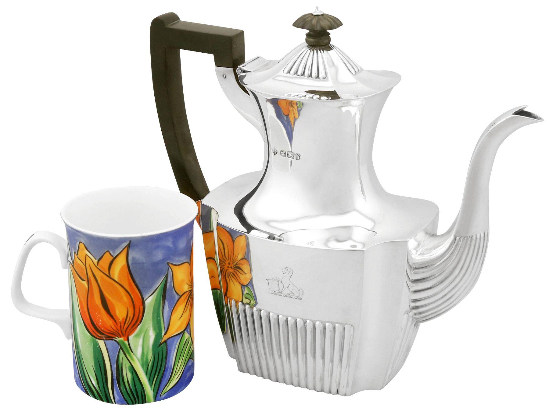 Una excepcional, fina e impresionante cafetera inglesa antigua de plata de ley, de estilo Queen Anne; un complemento de nuestra colección de tetería de plata.

Esta excepcional cafetera victoriana antigua de plata de ley tiene una forma
