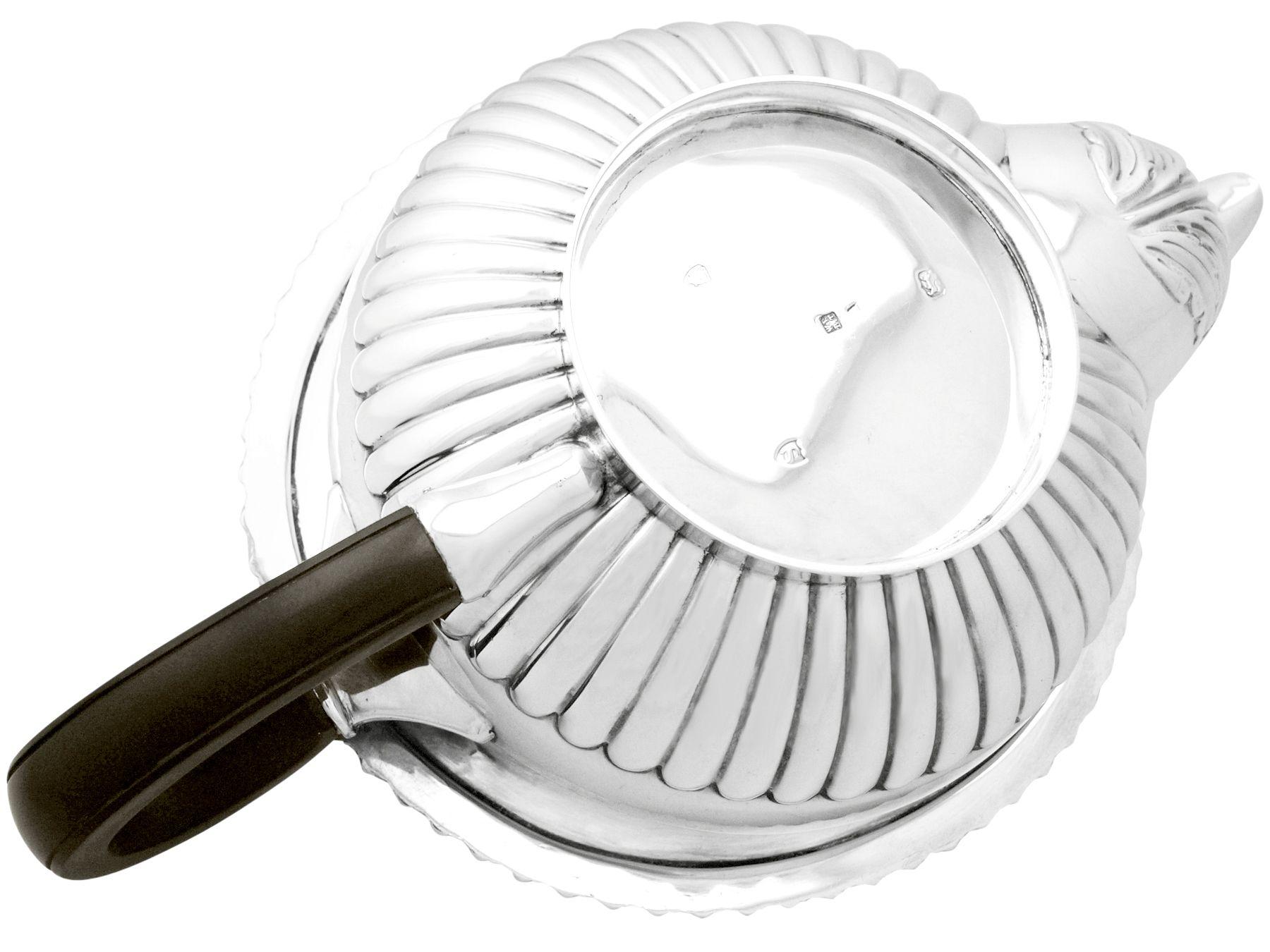 Servicio de té victoriano de tres piezas en plata de ley estilo Queen Anne en venta 4