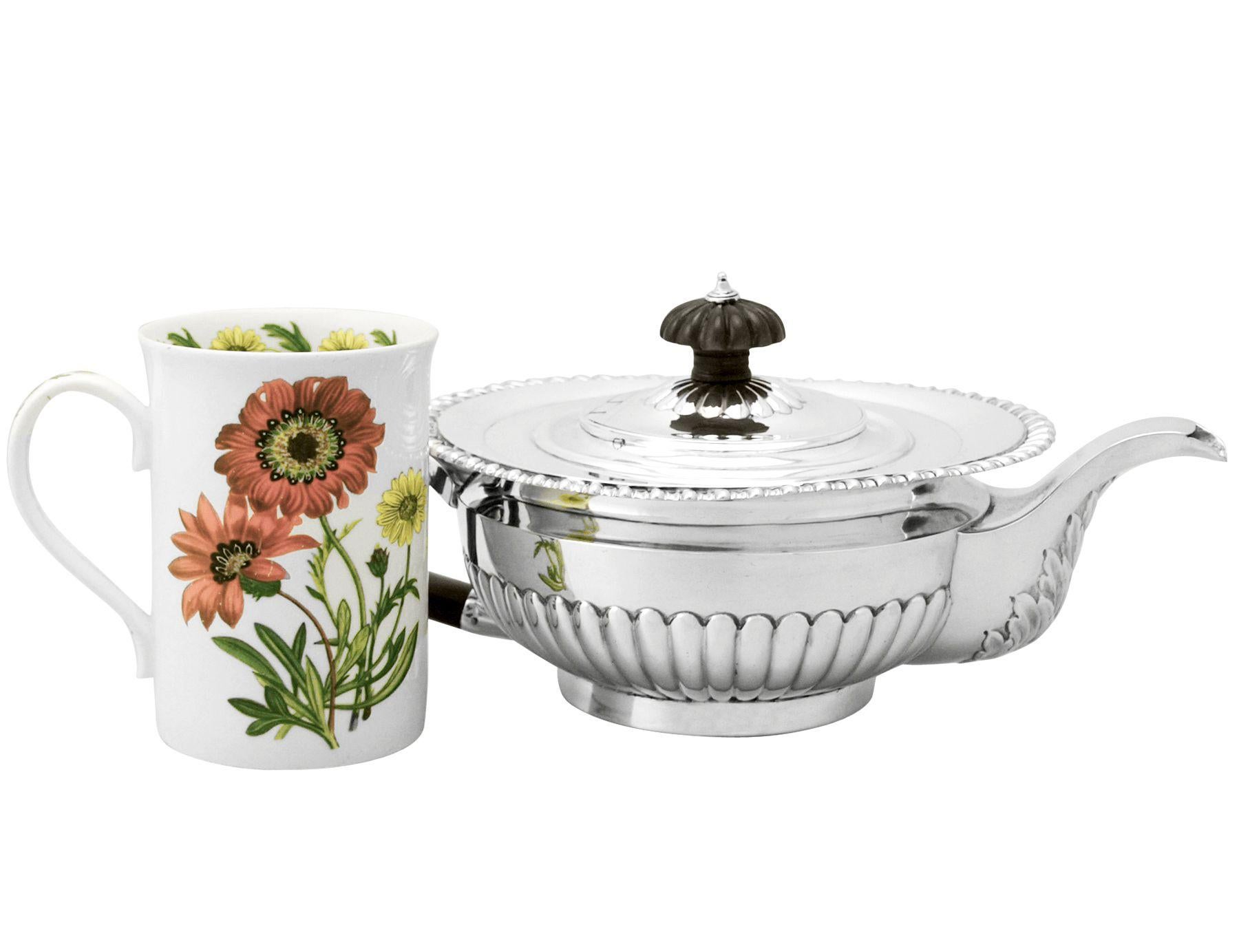 Servicio de té victoriano de tres piezas en plata de ley estilo Queen Anne en Excelente estado para la venta en Jesmond, Newcastle Upon Tyne