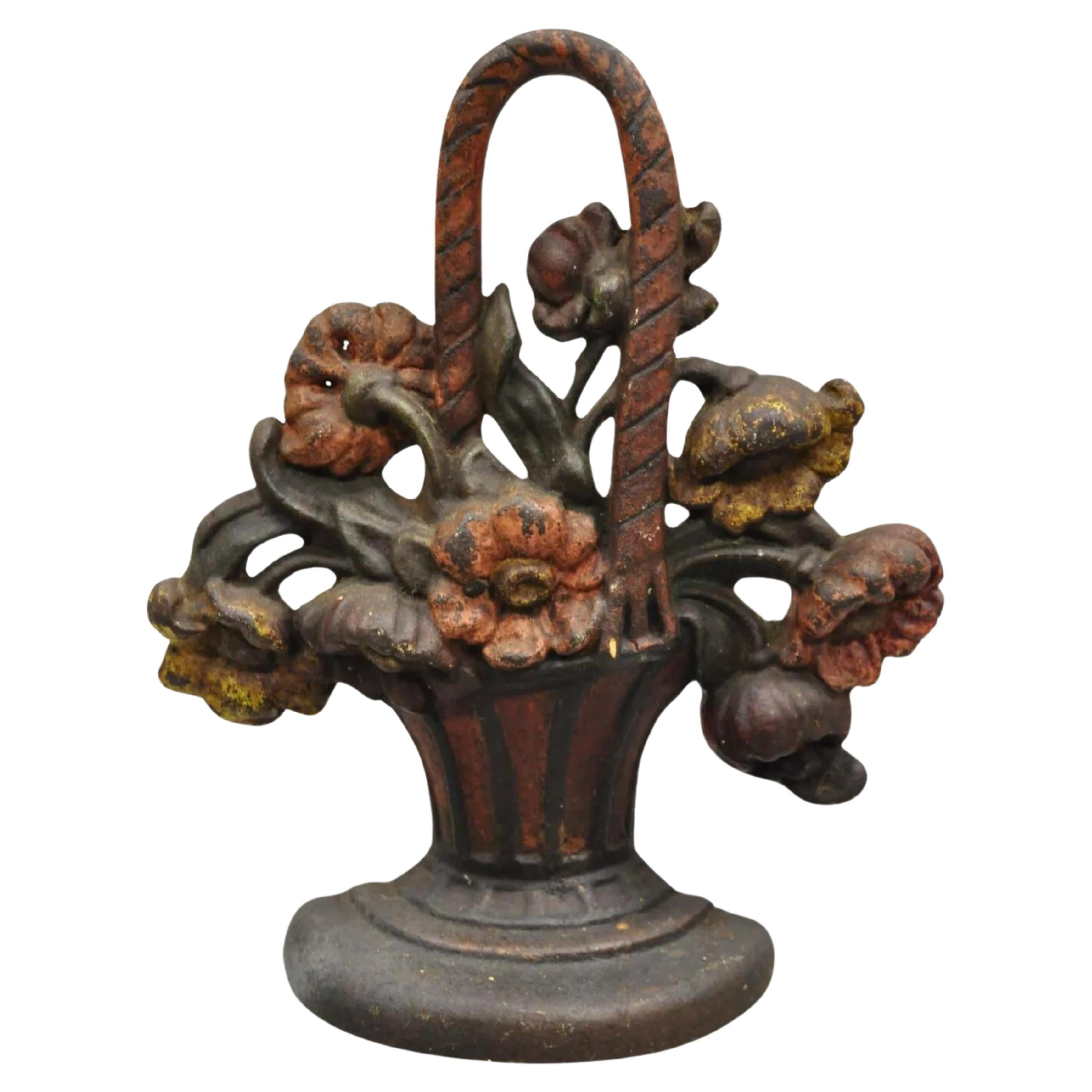 Antiker viktorianischer roter gusseiserner, figürlich bemalter, geblümter Blumenstrauß-Korb-Türstopper aus Gusseisen
