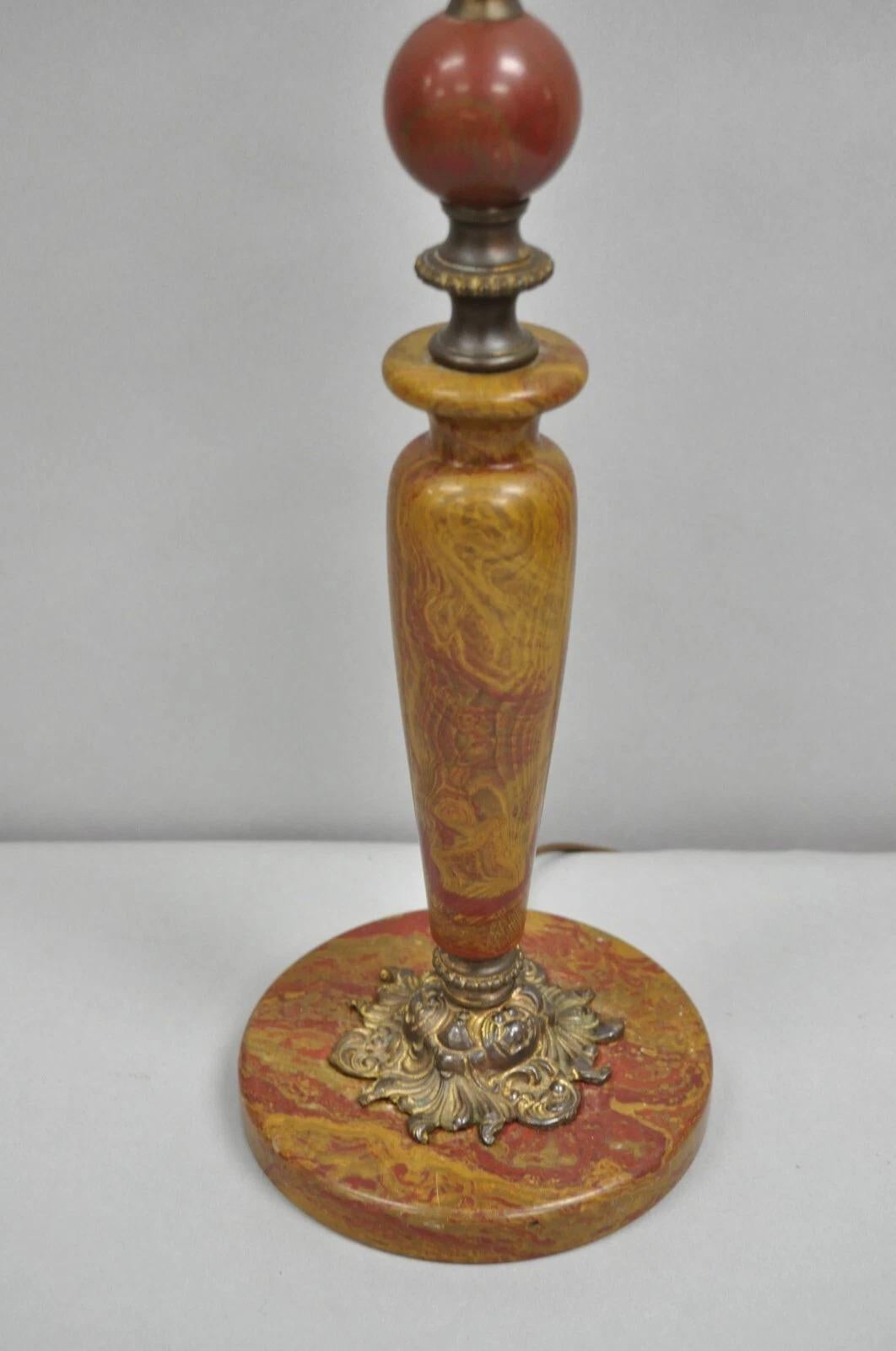 Vittoriano Antica lampada da tavolo da salotto vittoriana a colonna in marmo rosso con supporti in bronzo in vendita