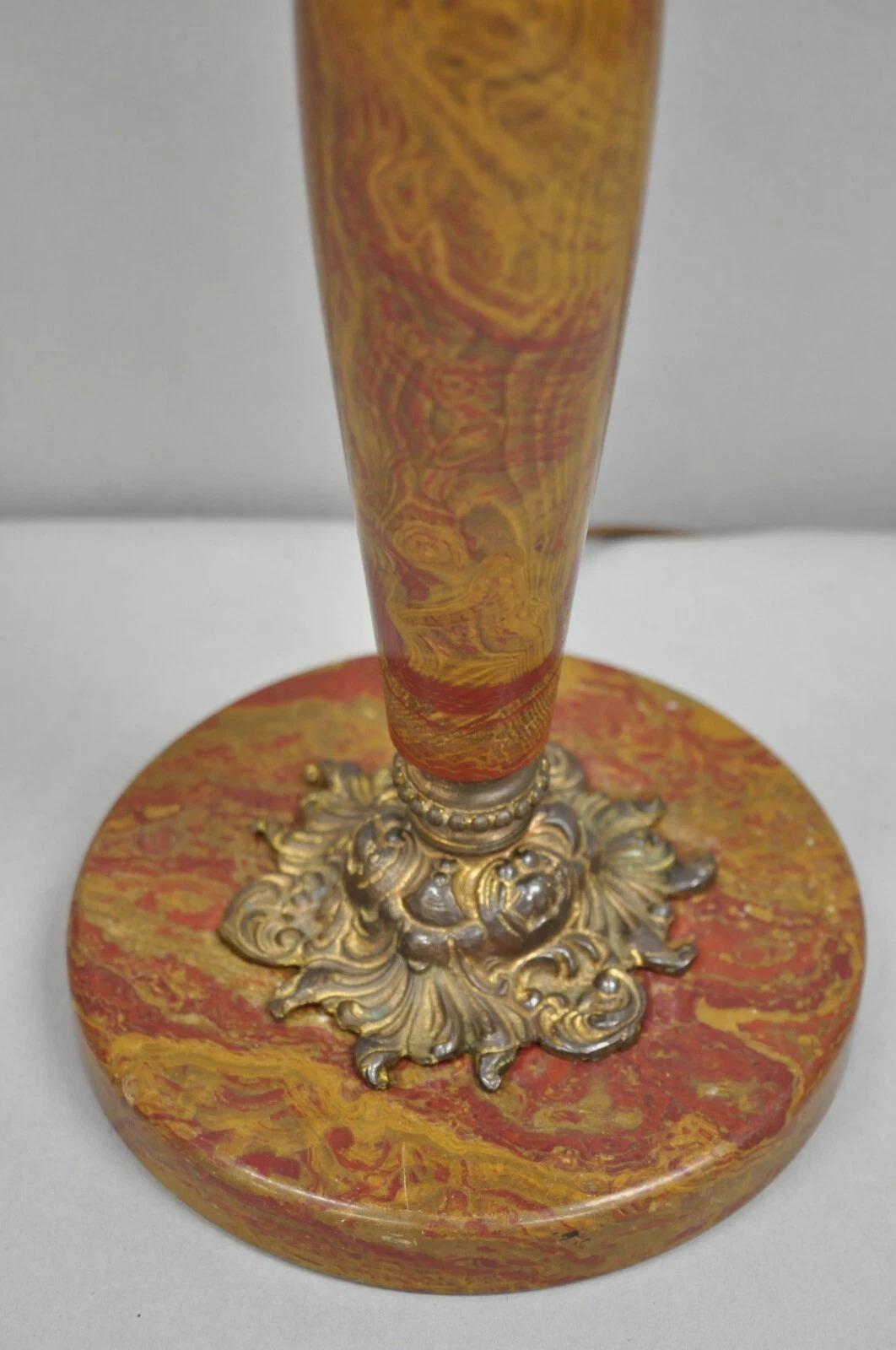 Sconosciuto Antica lampada da tavolo da salotto vittoriana a colonna in marmo rosso con supporti in bronzo in vendita