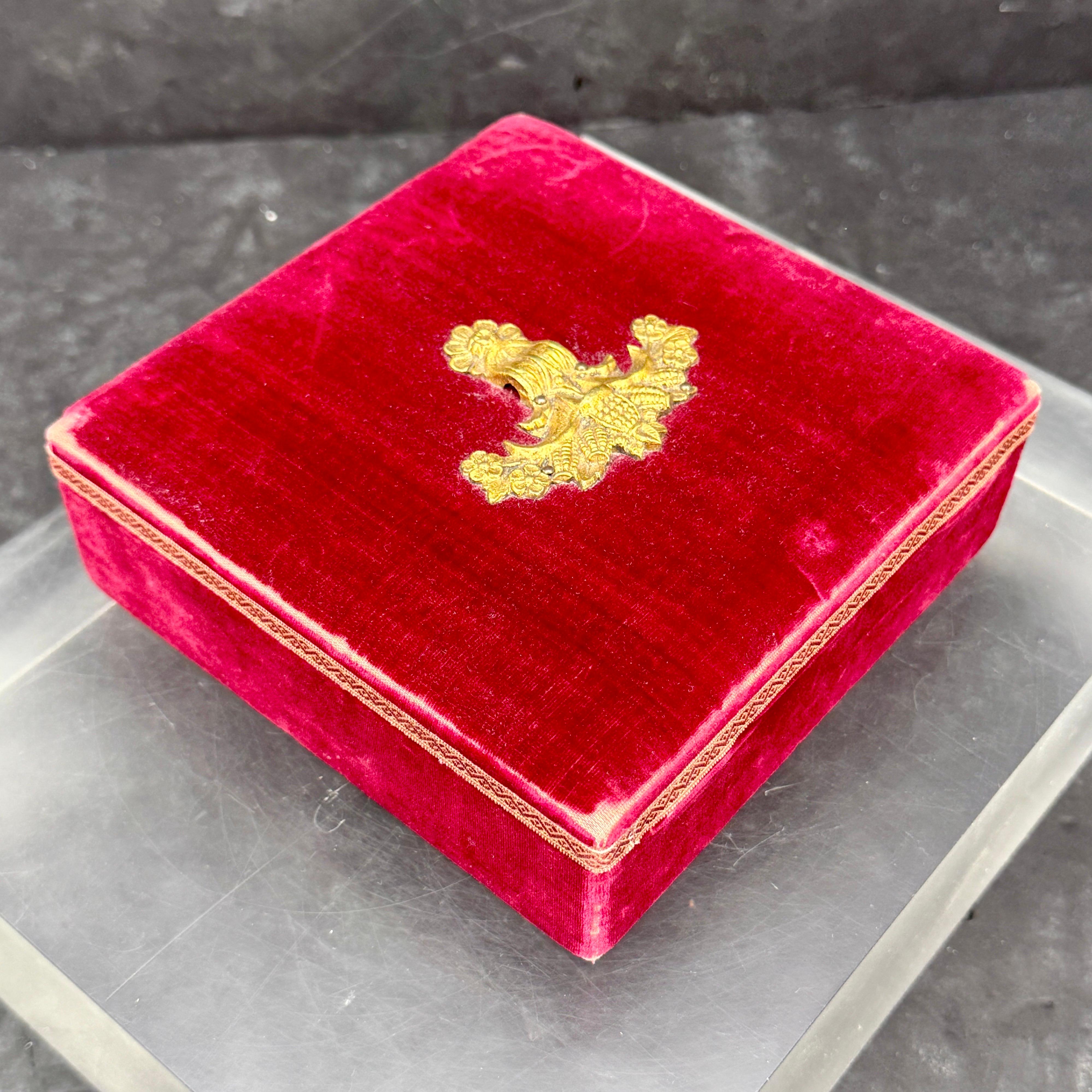Ancienne boîte à bijoux victorienne carrée en velours rouge en vente 3