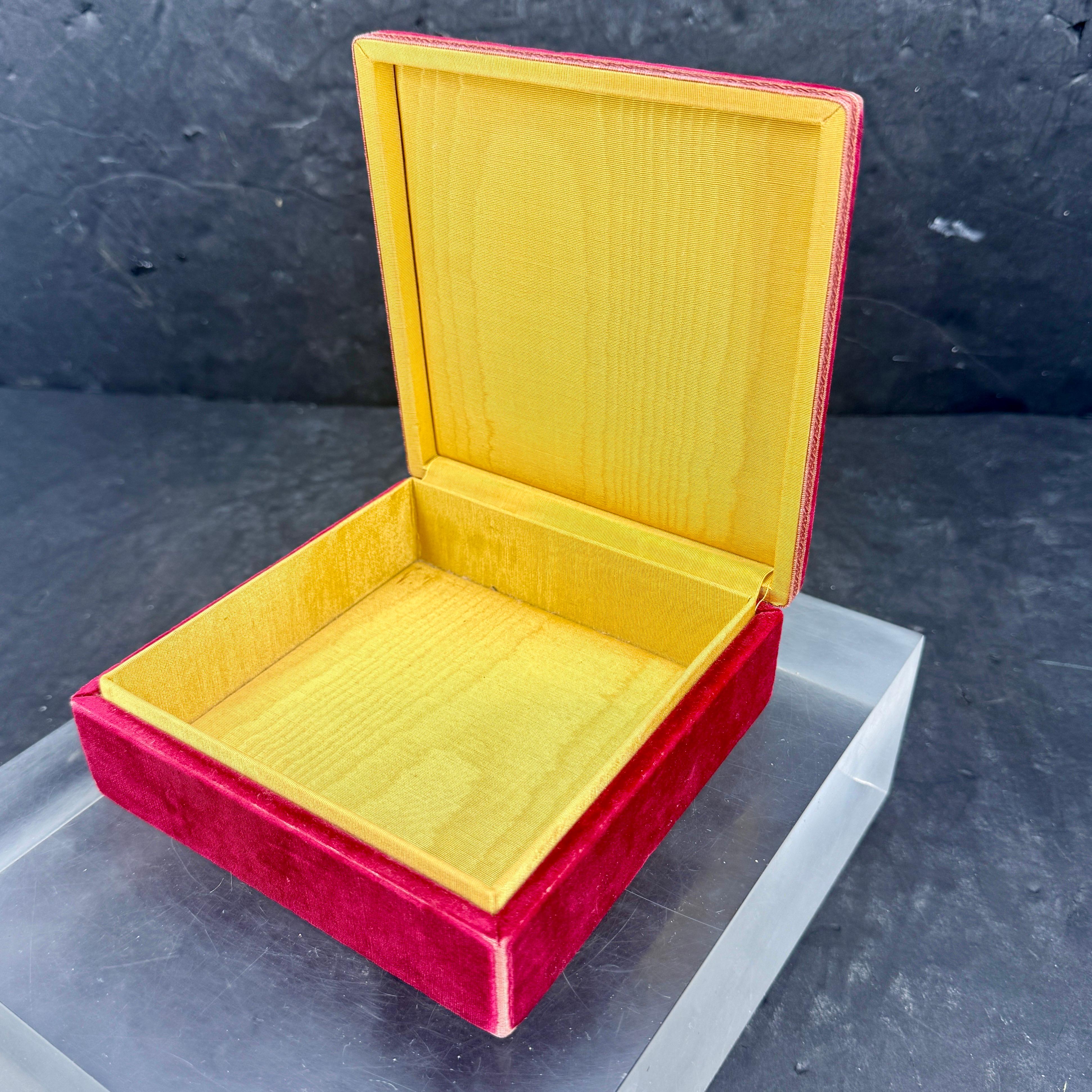 Ancienne boîte à bijoux victorienne carrée en velours rouge en vente 4