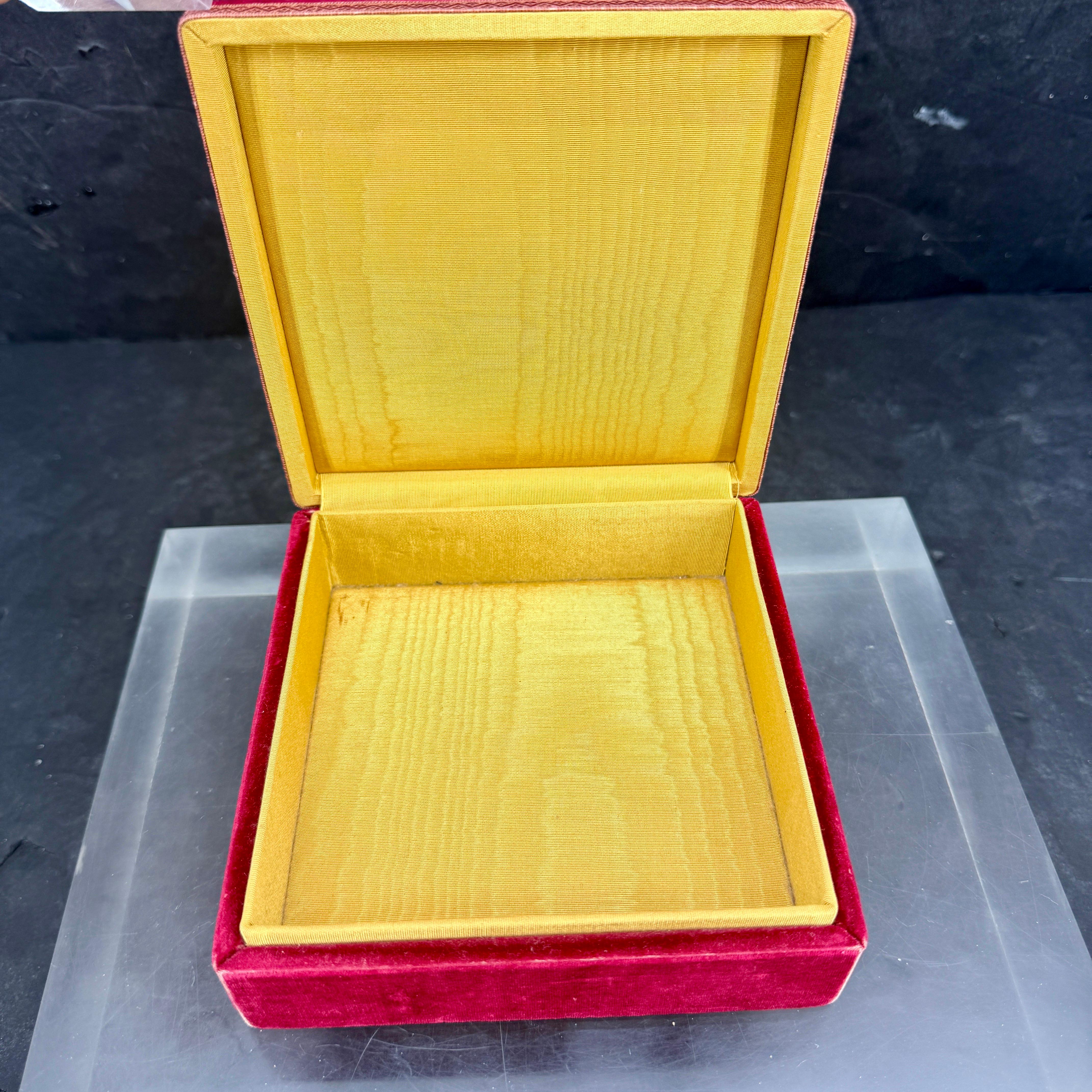 Ancienne boîte à bijoux victorienne carrée en velours rouge en vente 5