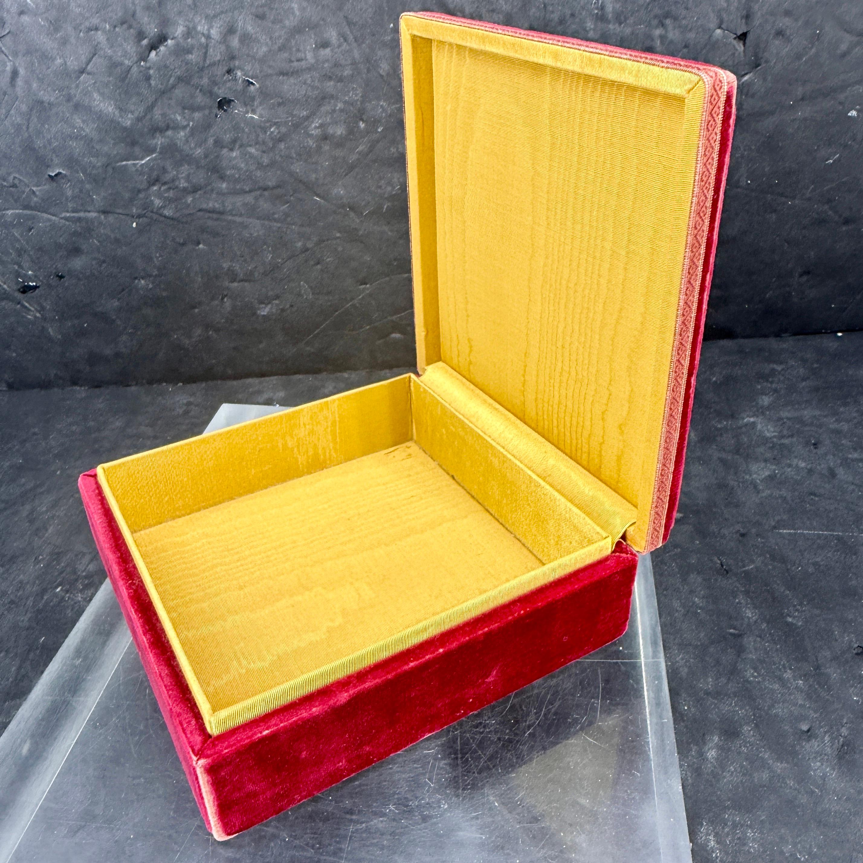 Ancienne boîte à bijoux victorienne carrée en velours rouge en vente 6