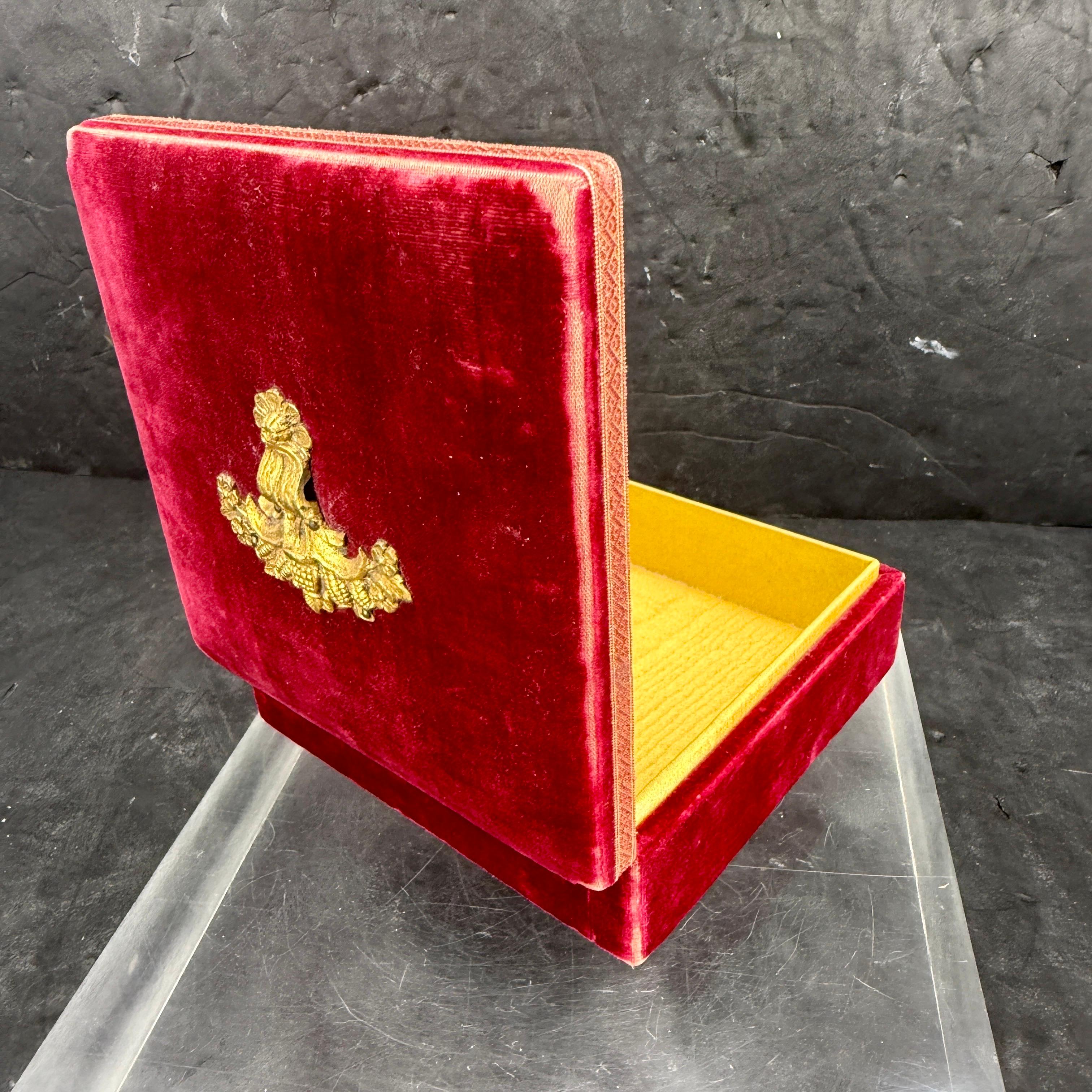 Ancienne boîte à bijoux victorienne carrée en velours rouge en vente 7