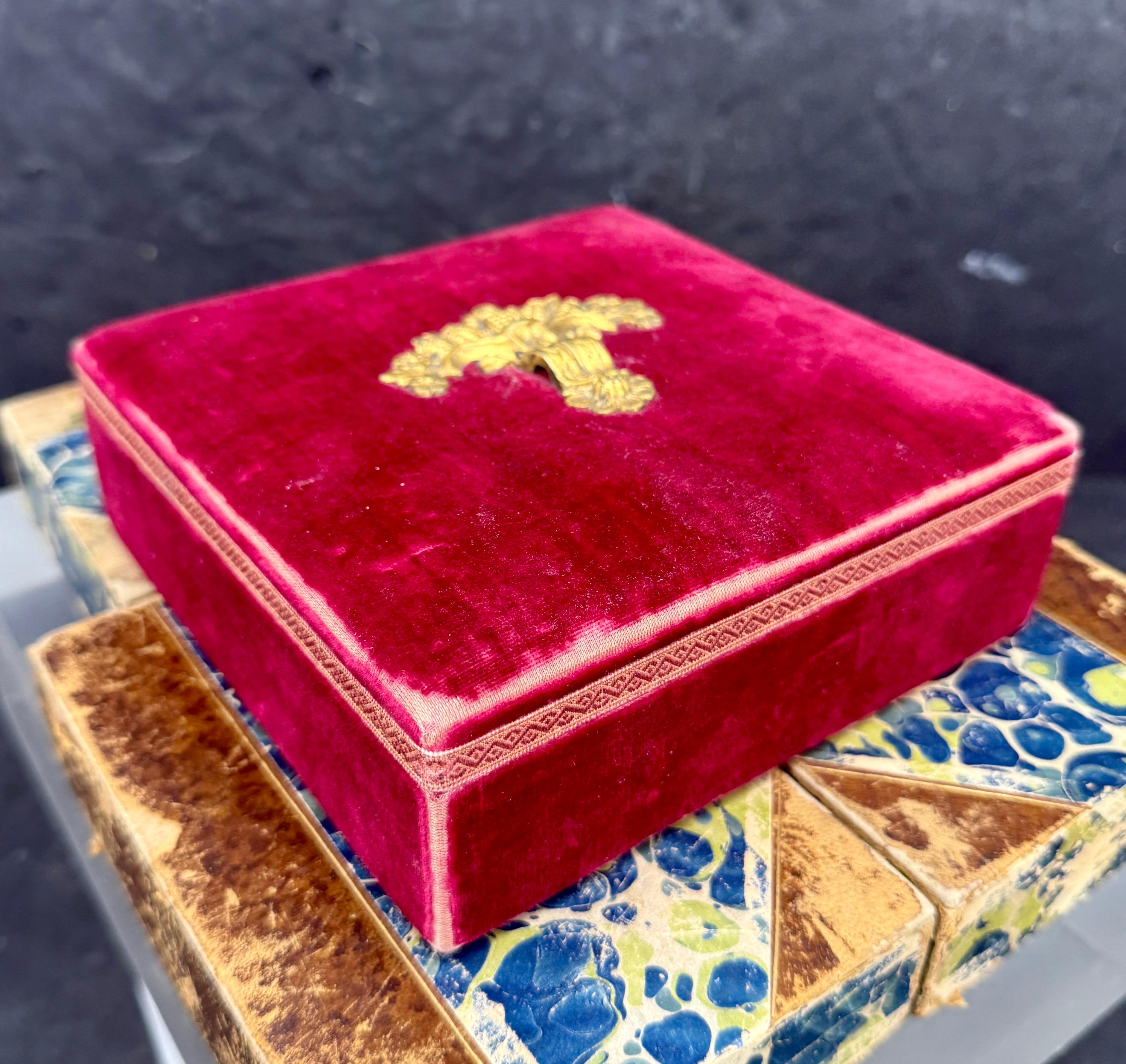 Ancienne boîte à bijoux victorienne carrée en velours rouge en vente 8
