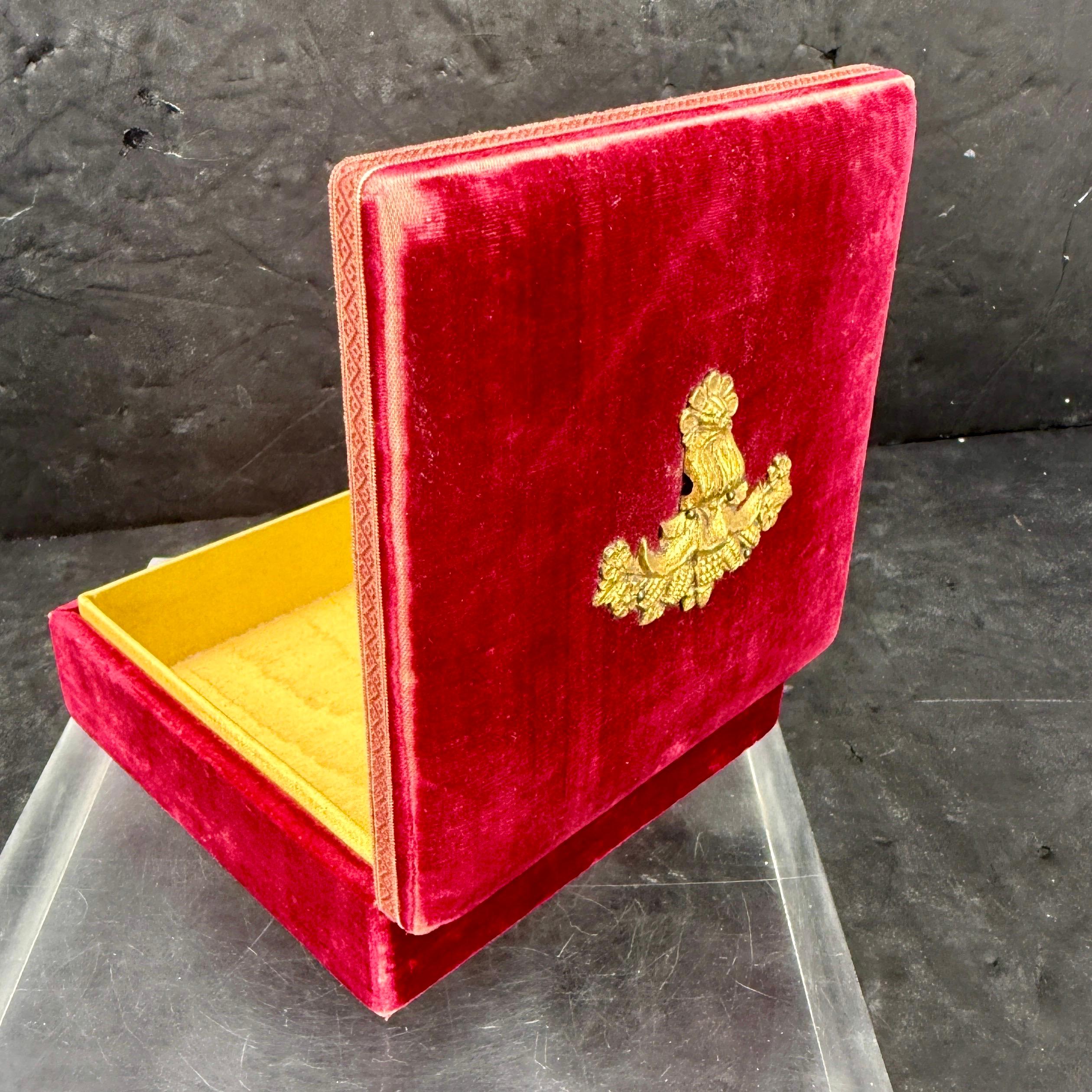 Début de l'époque victorienne Ancienne boîte à bijoux victorienne carrée en velours rouge en vente