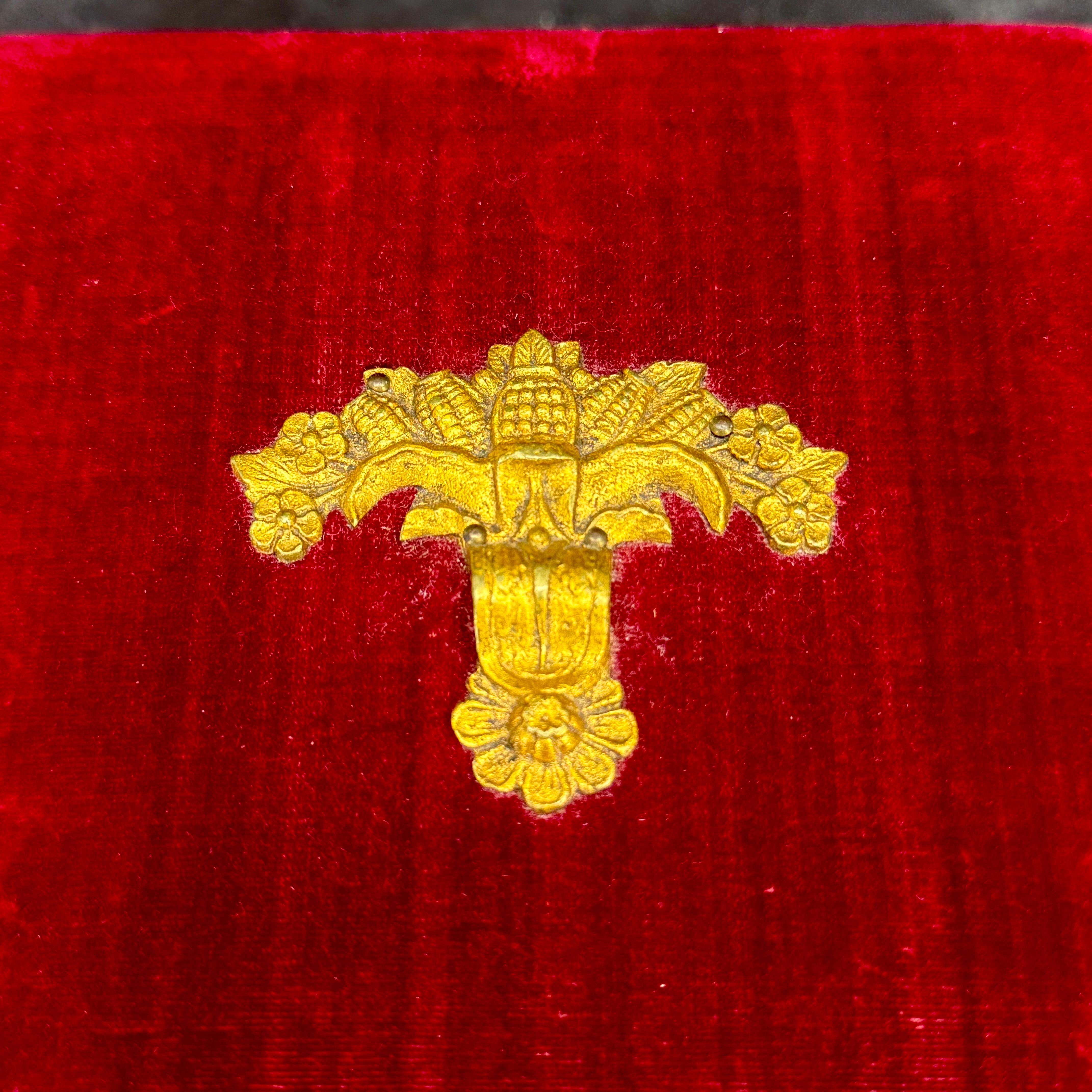 Fait main Ancienne boîte à bijoux victorienne carrée en velours rouge en vente