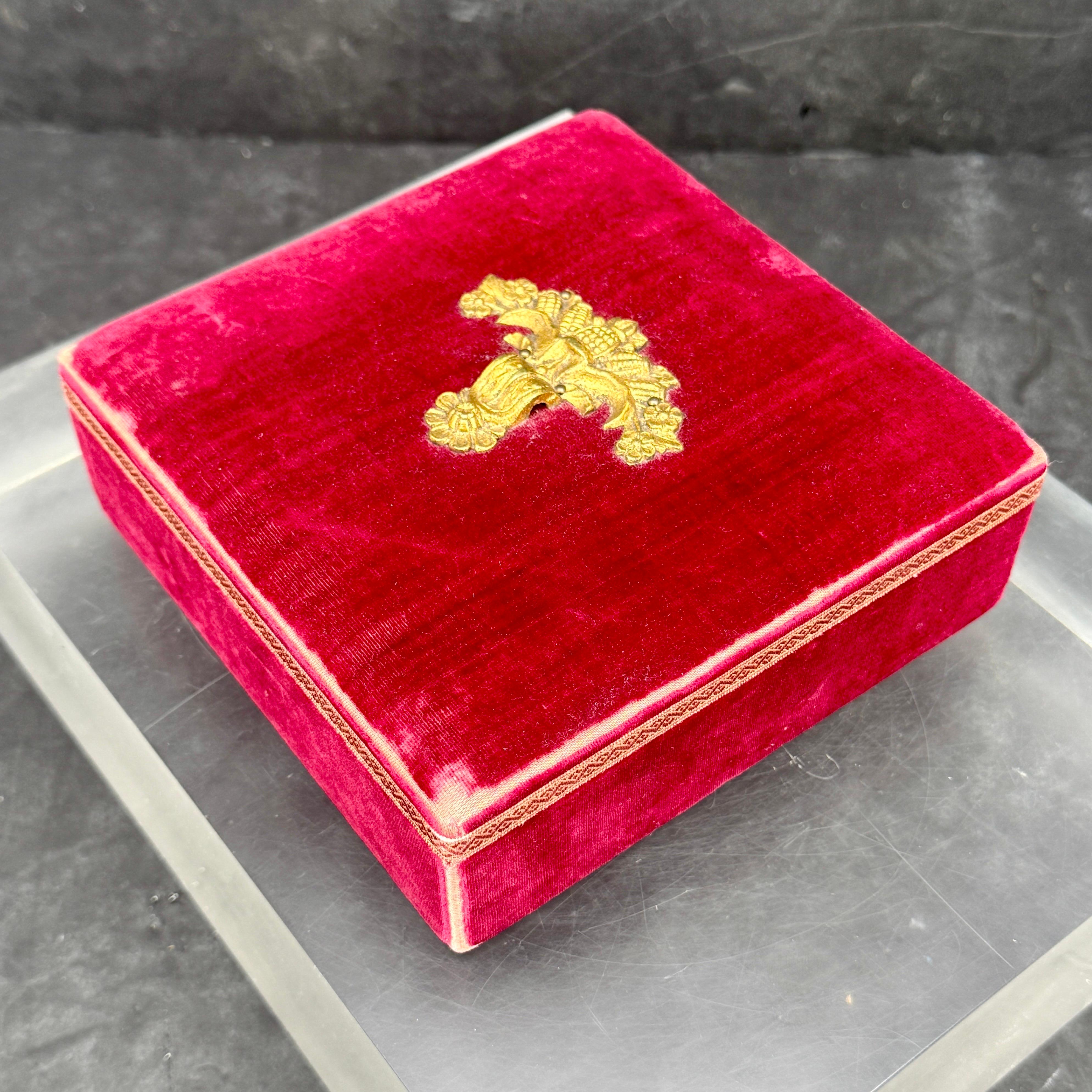 Ancienne boîte à bijoux victorienne carrée en velours rouge Bon état - En vente à Haddonfield, NJ