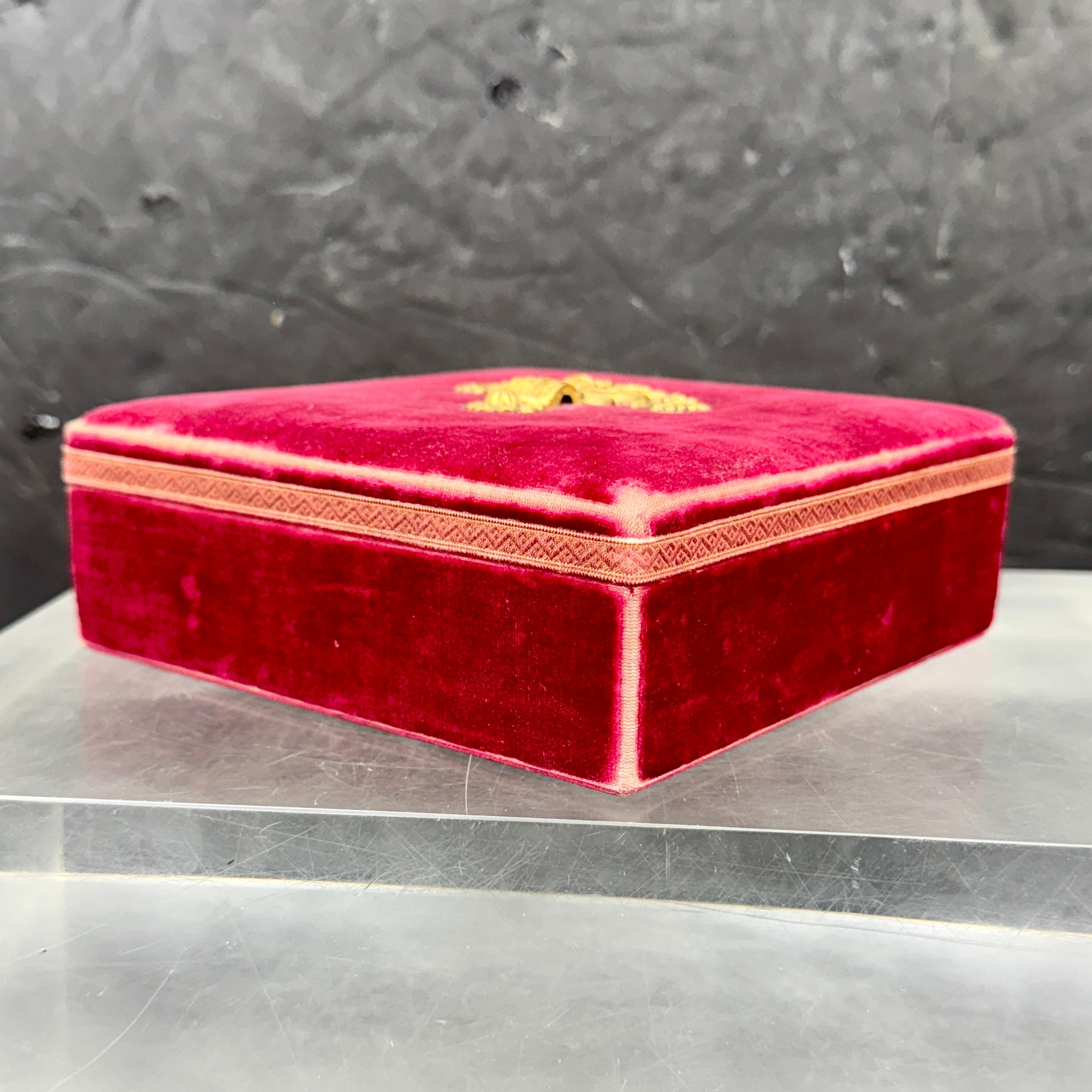 Début du 20ème siècle Ancienne boîte à bijoux victorienne carrée en velours rouge en vente