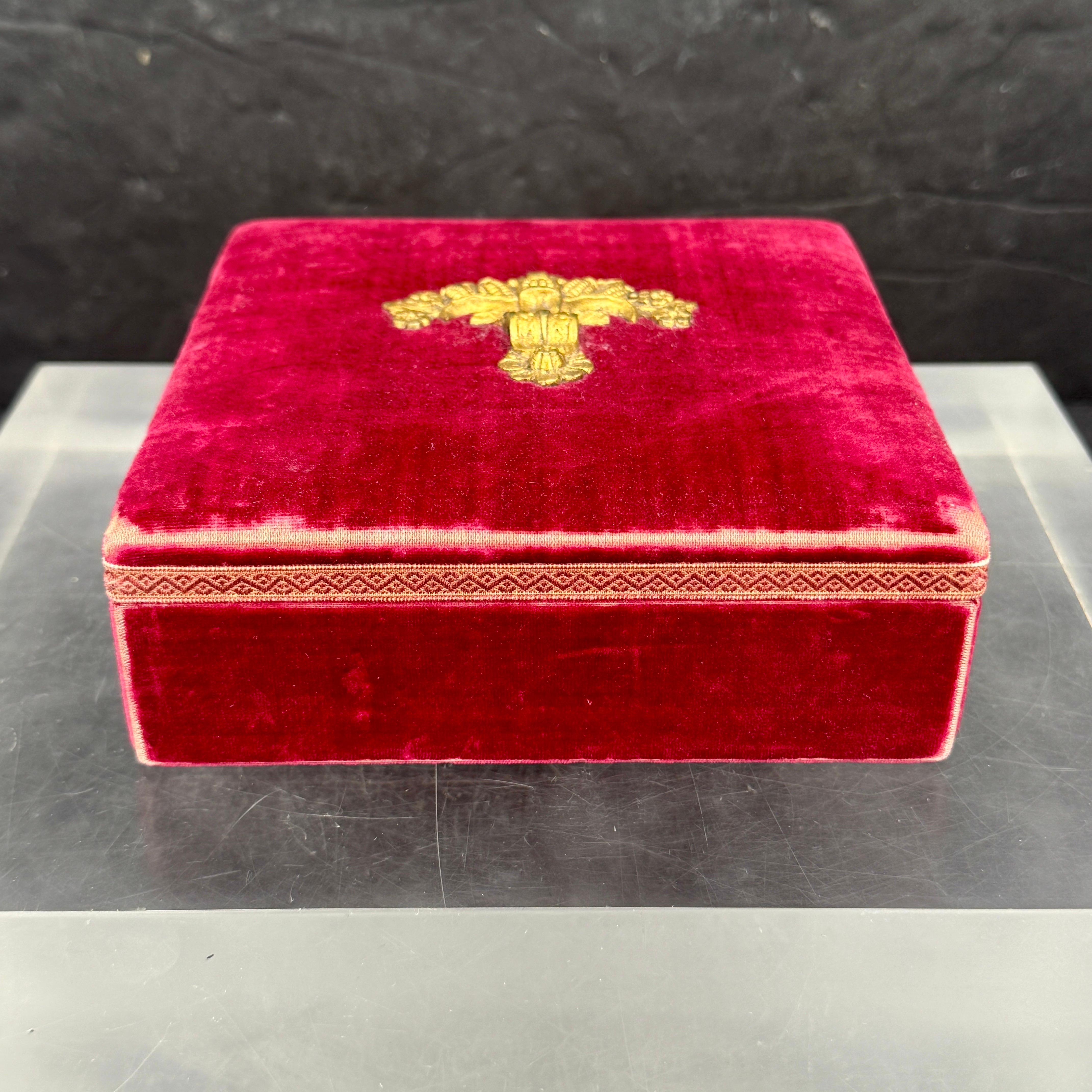 Velours Ancienne boîte à bijoux victorienne carrée en velours rouge en vente