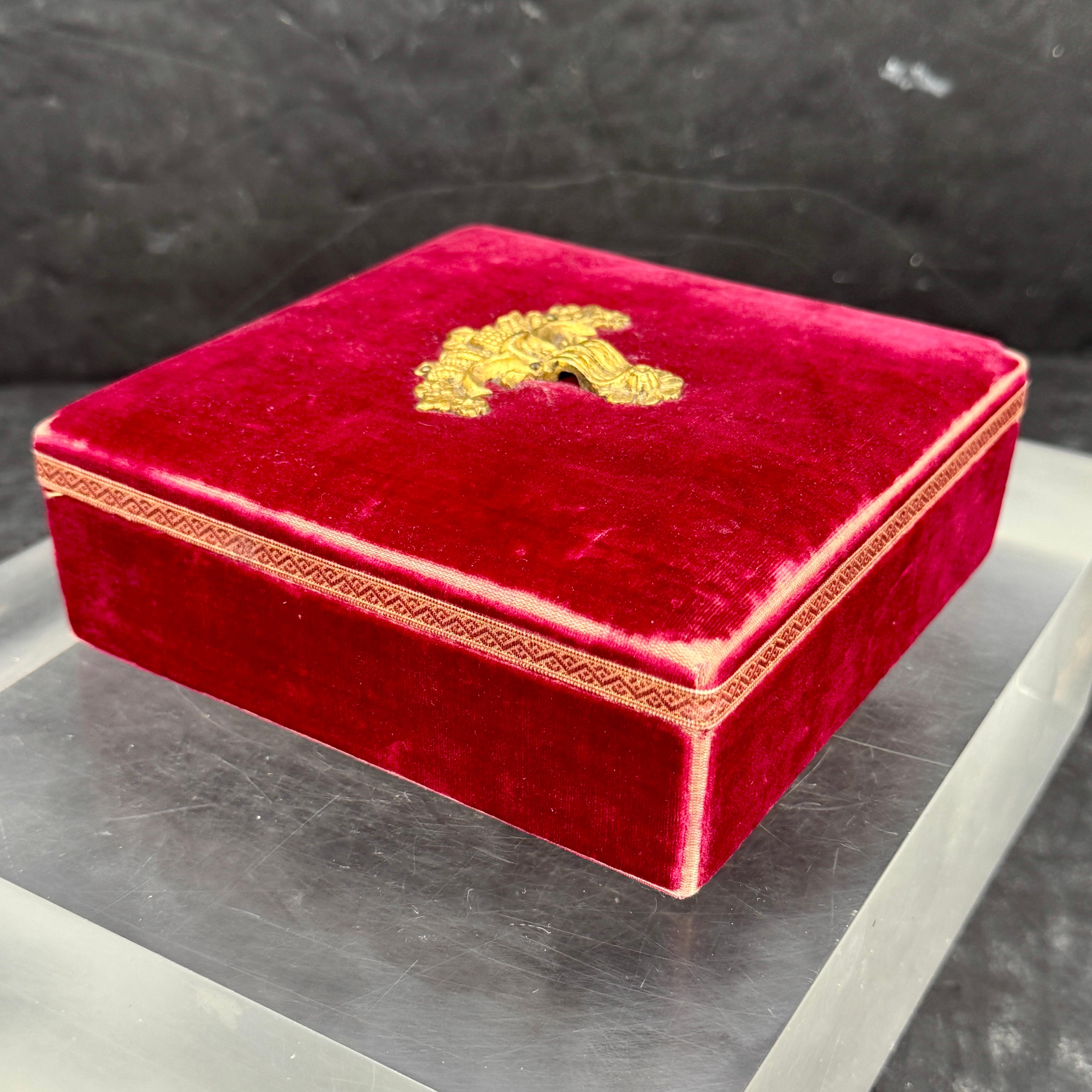 Ancienne boîte à bijoux victorienne carrée en velours rouge en vente 1