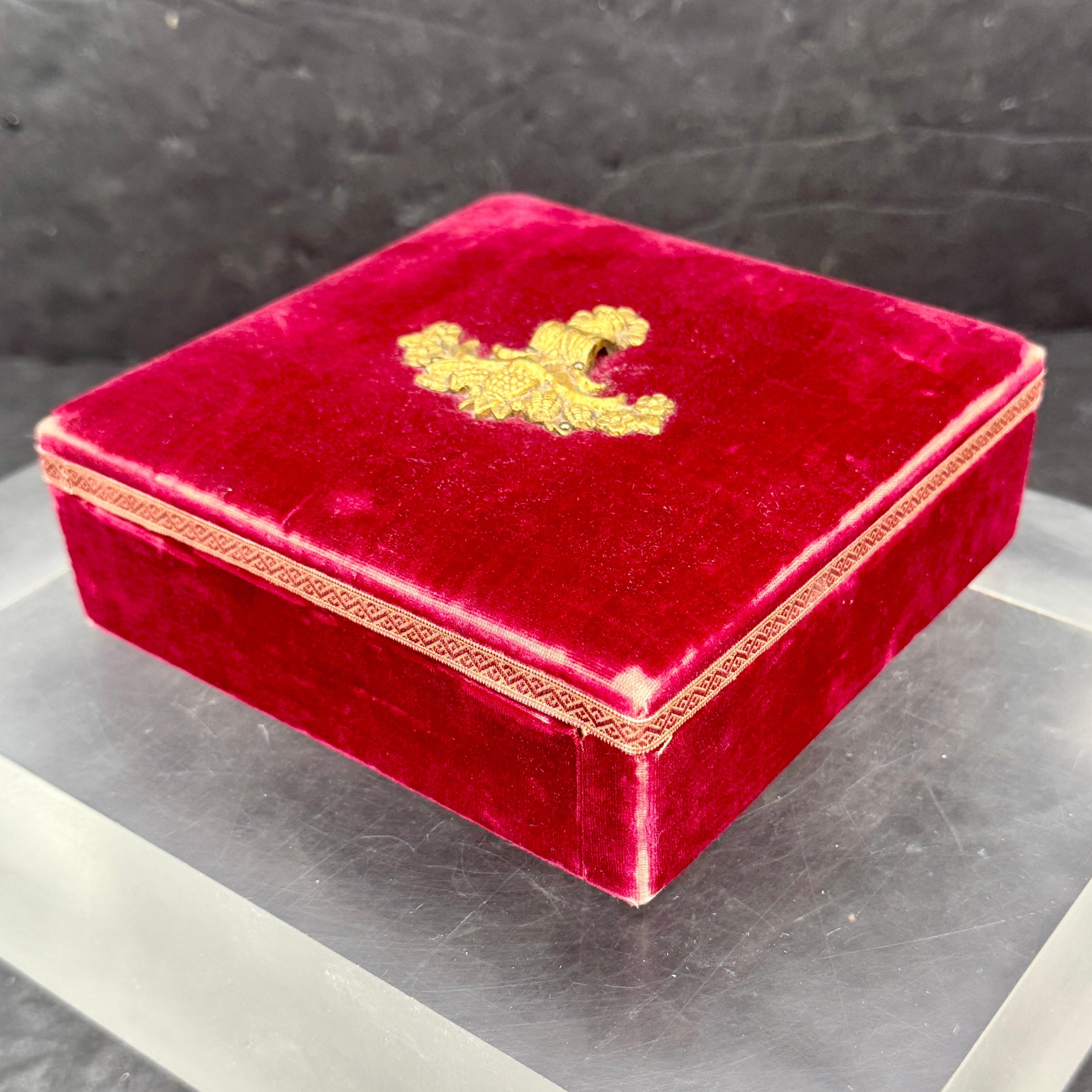 Ancienne boîte à bijoux victorienne carrée en velours rouge en vente 2