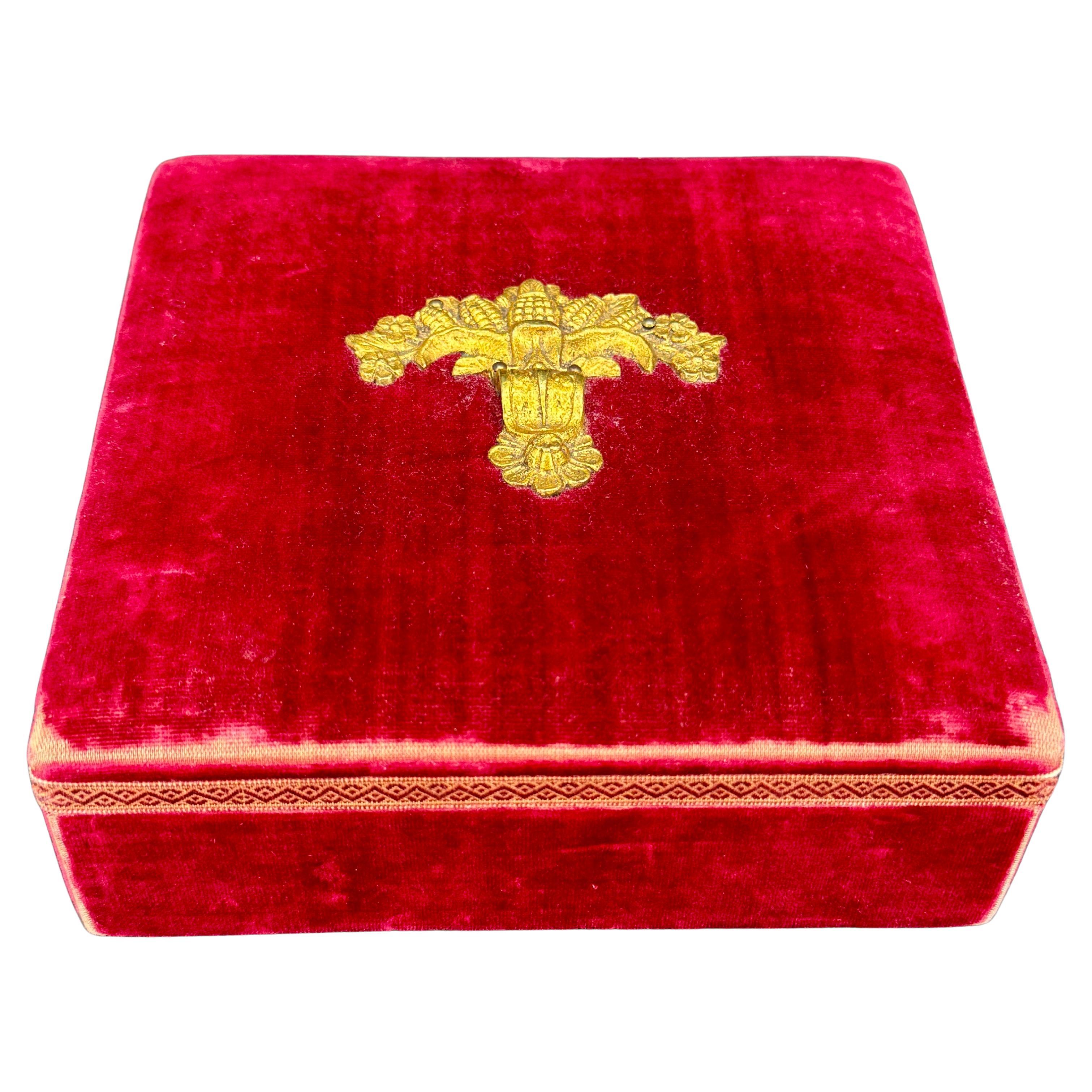 Ancienne boîte à bijoux victorienne carrée en velours rouge en vente