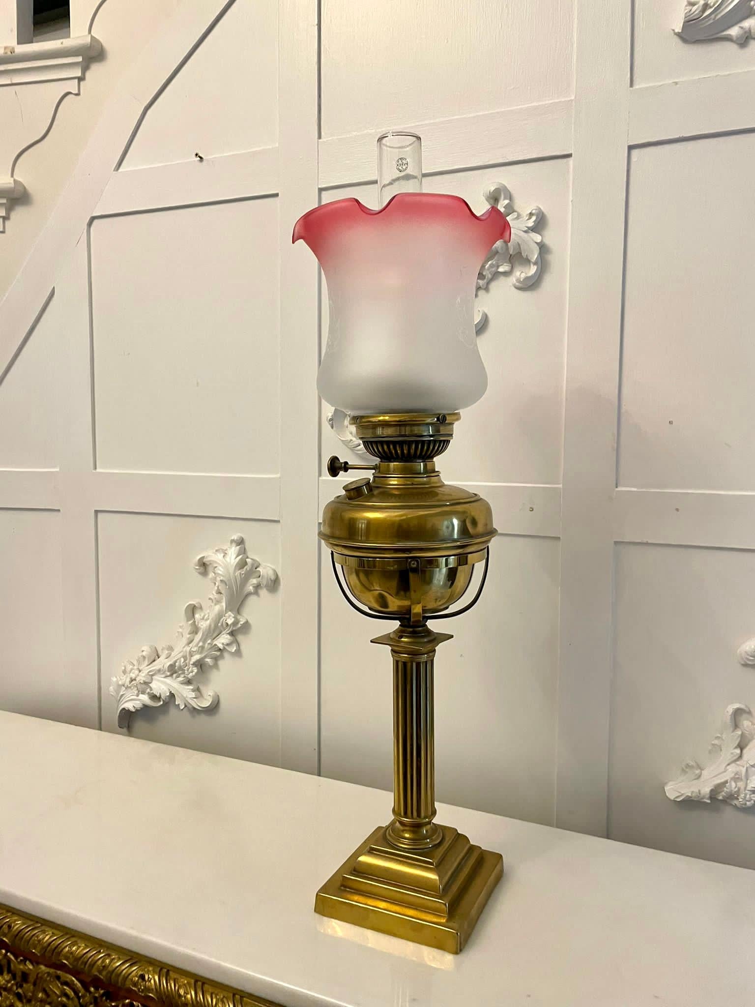 Antike viktorianische Messing-Öllampe mit einem hübschen tulpenförmigen Schirm aus weißem und rosa geätztem Glas und einem einzelnen Brenner, der auf einem quadratischen gestuften Messingsockel steht. 
In wunderschönem Originalzustand.