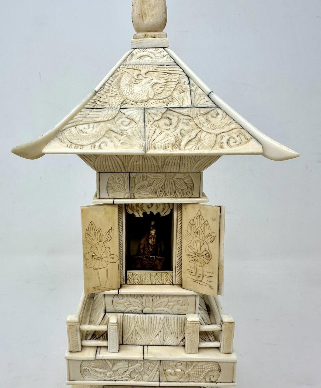 Ancienne sculpture de pagode victorienne religieuse chinoise d'exportation en os ivoire sculptée  en vente 3
