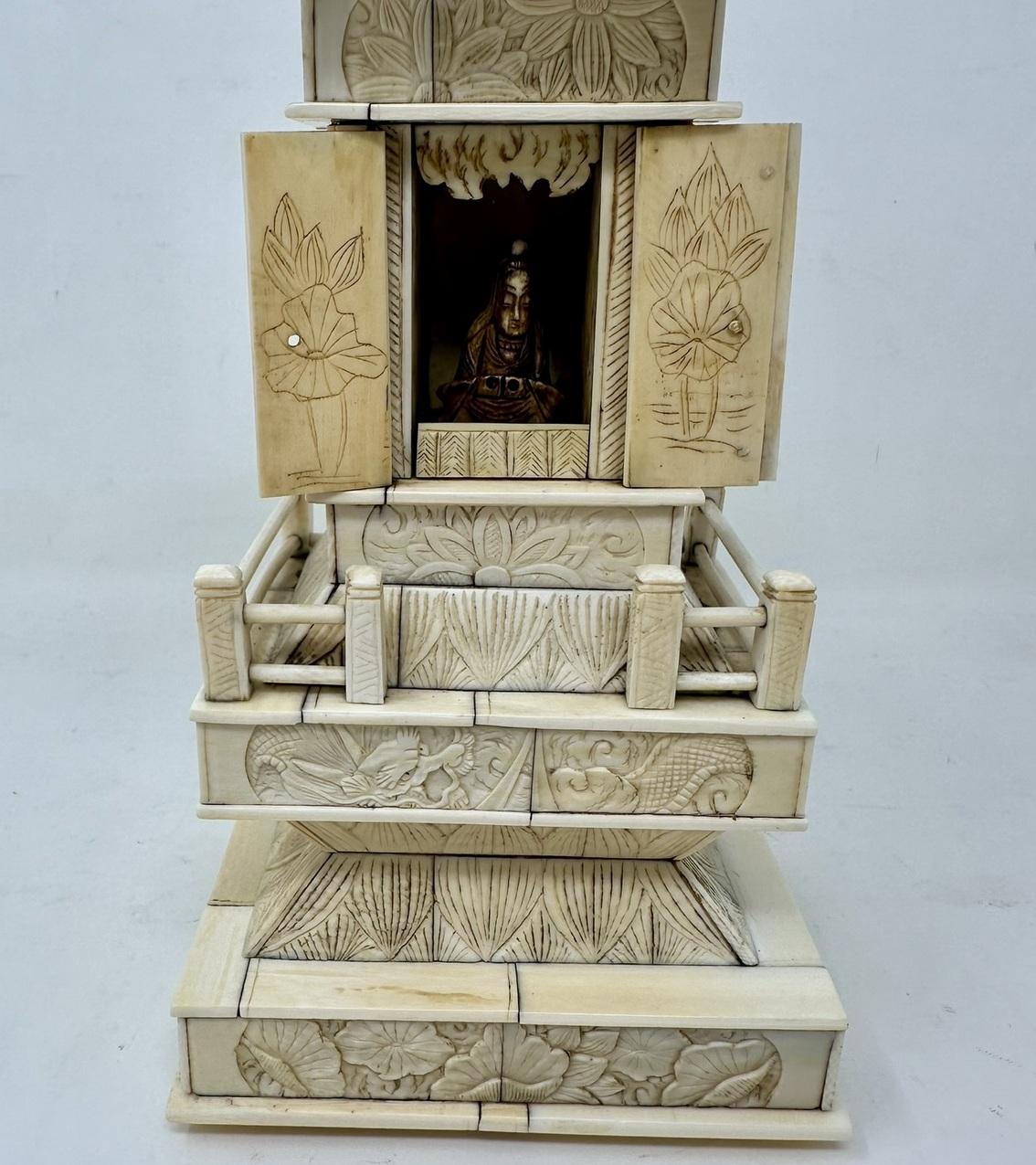 Ancienne sculpture de pagode victorienne religieuse chinoise d'exportation en os ivoire sculptée  en vente 4
