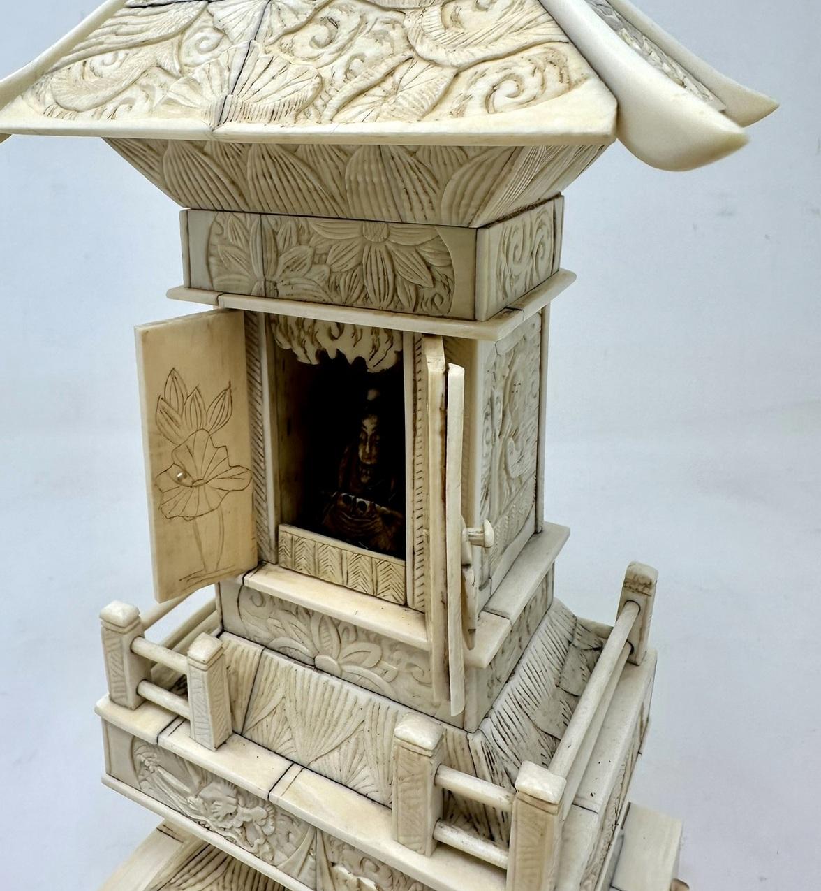 Ancienne sculpture de pagode victorienne religieuse chinoise d'exportation en os ivoire sculptée  en vente 5