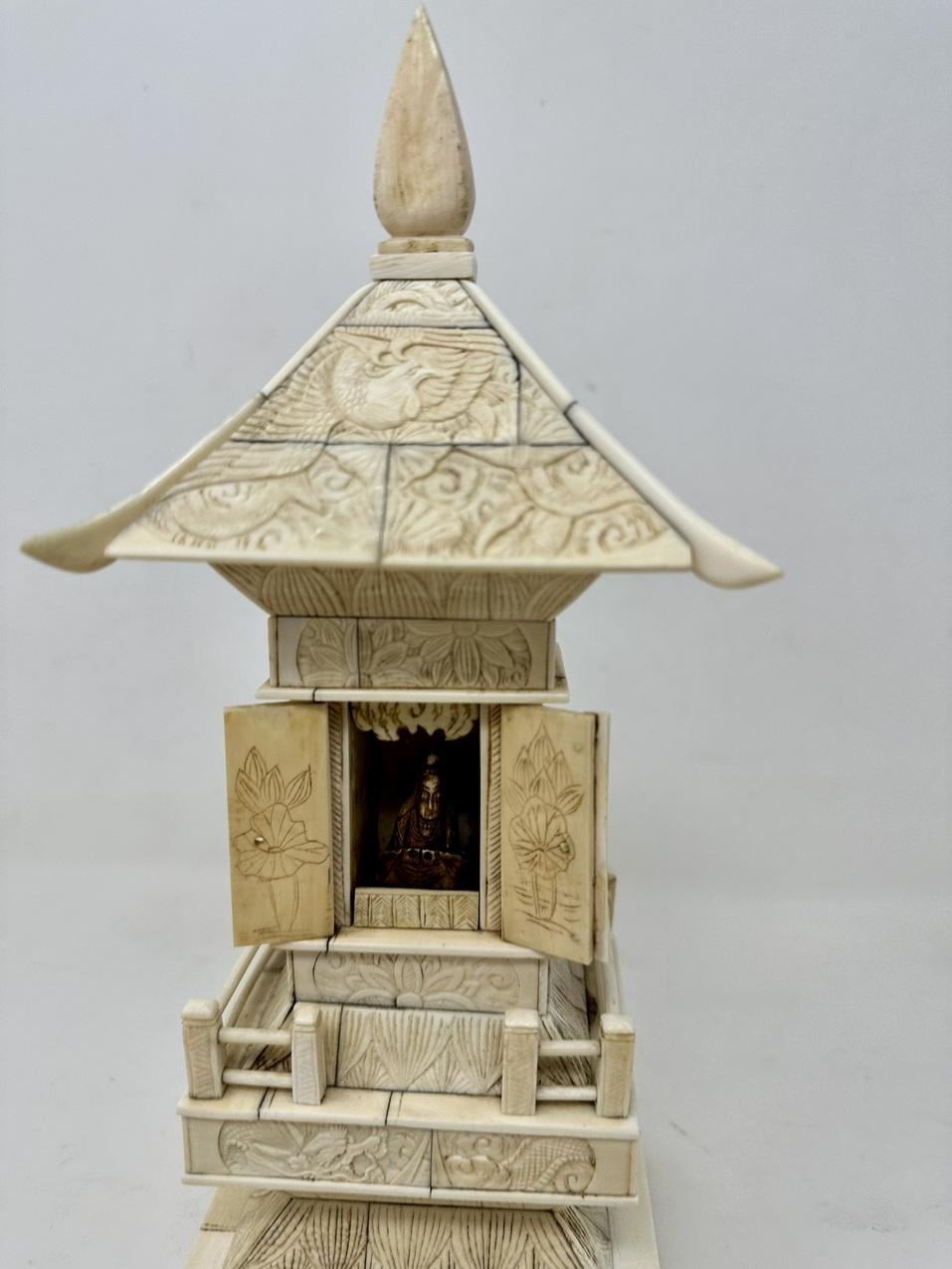 Ancienne sculpture de pagode victorienne religieuse chinoise d'exportation en os ivoire sculptée  en vente 1