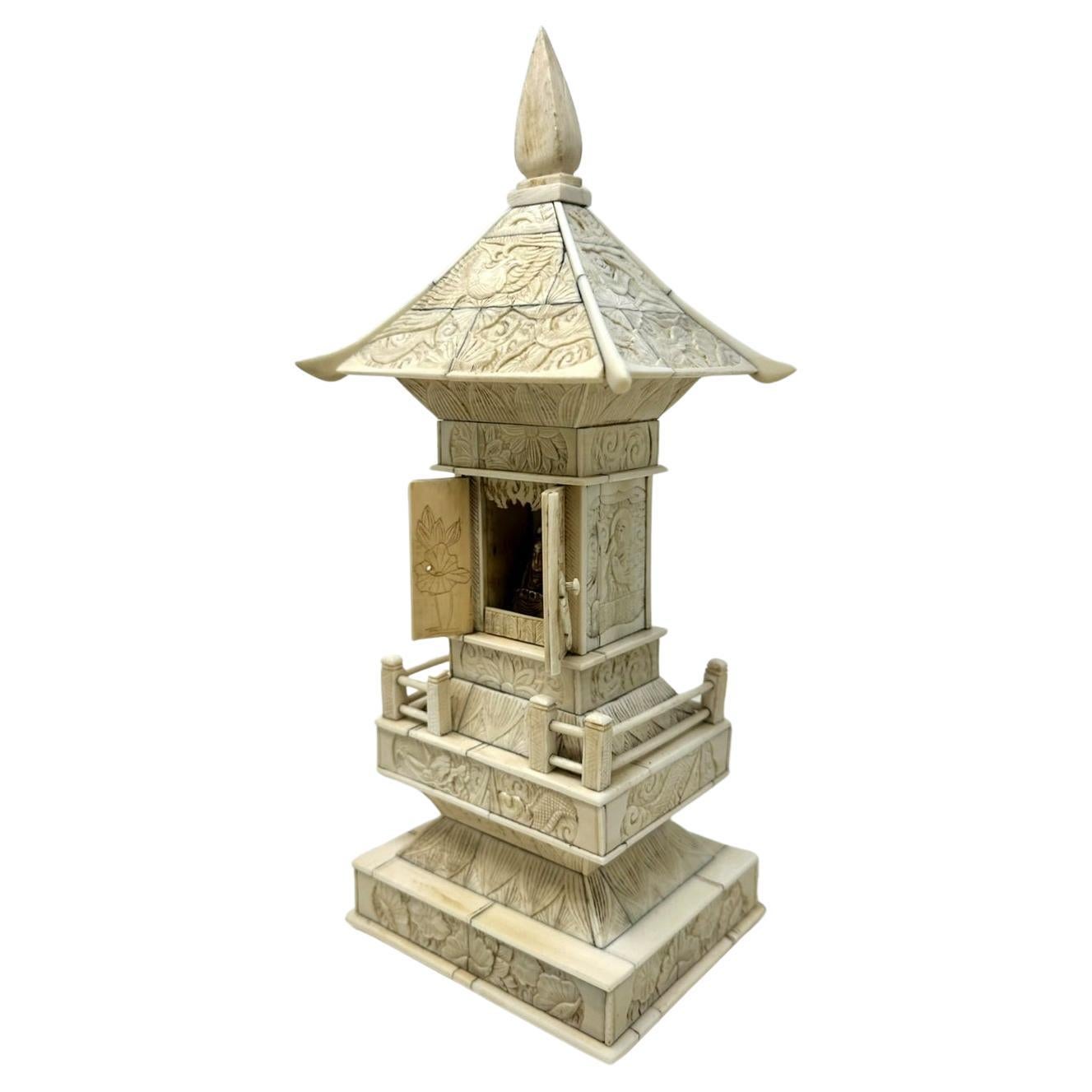 Ancienne sculpture de pagode victorienne religieuse chinoise d'exportation en os ivoire sculptée 