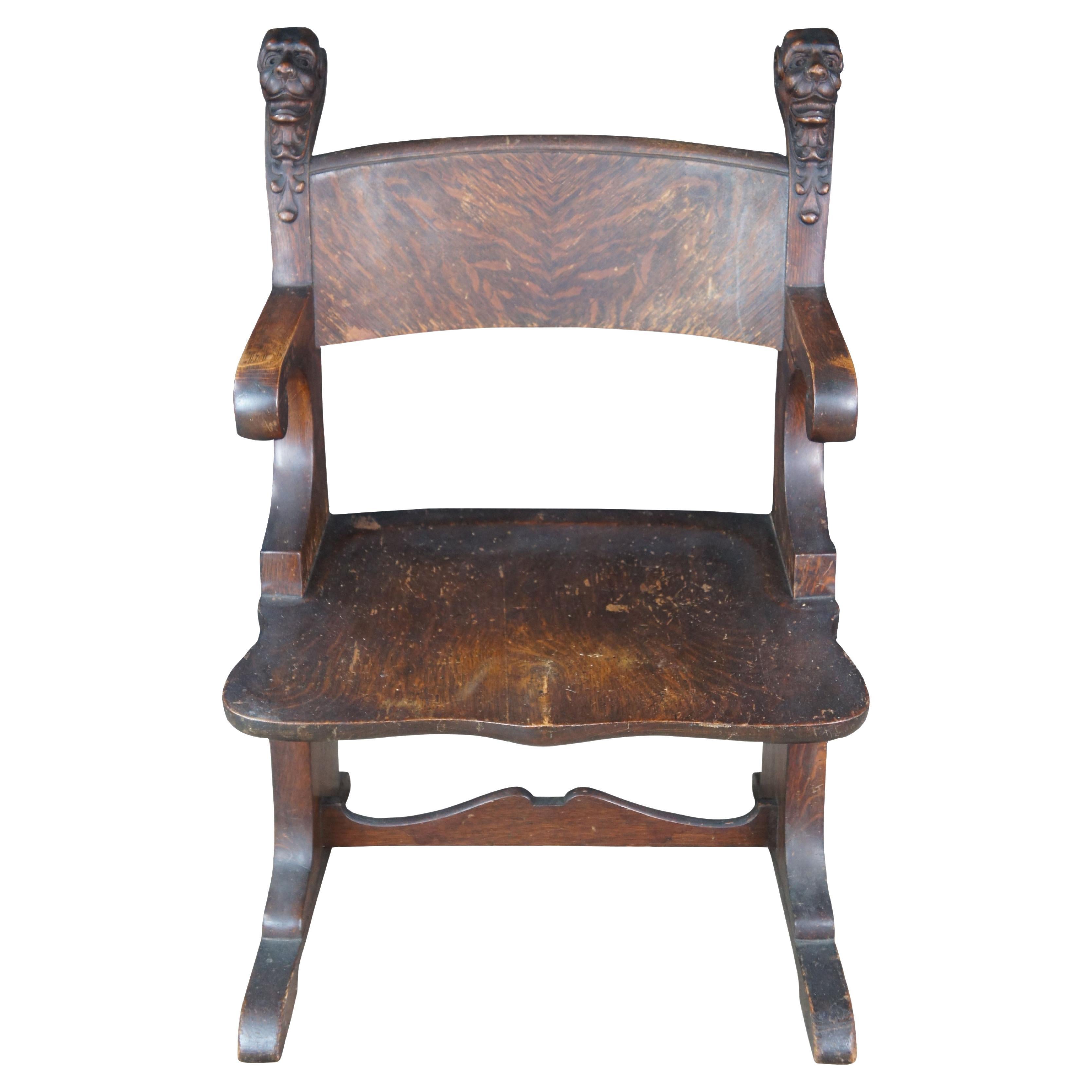 Eine spektakuläre antike 19. Jahrhundert amerikanischen viktorianischen Sessel.  Inspiriert vom Stil des Renaissance-Revivals, mit grotesken, gesichtsförmigen Endstücken über einer geschwungenen Rückenlehne, C-förmig geschwungenen Armen, einem