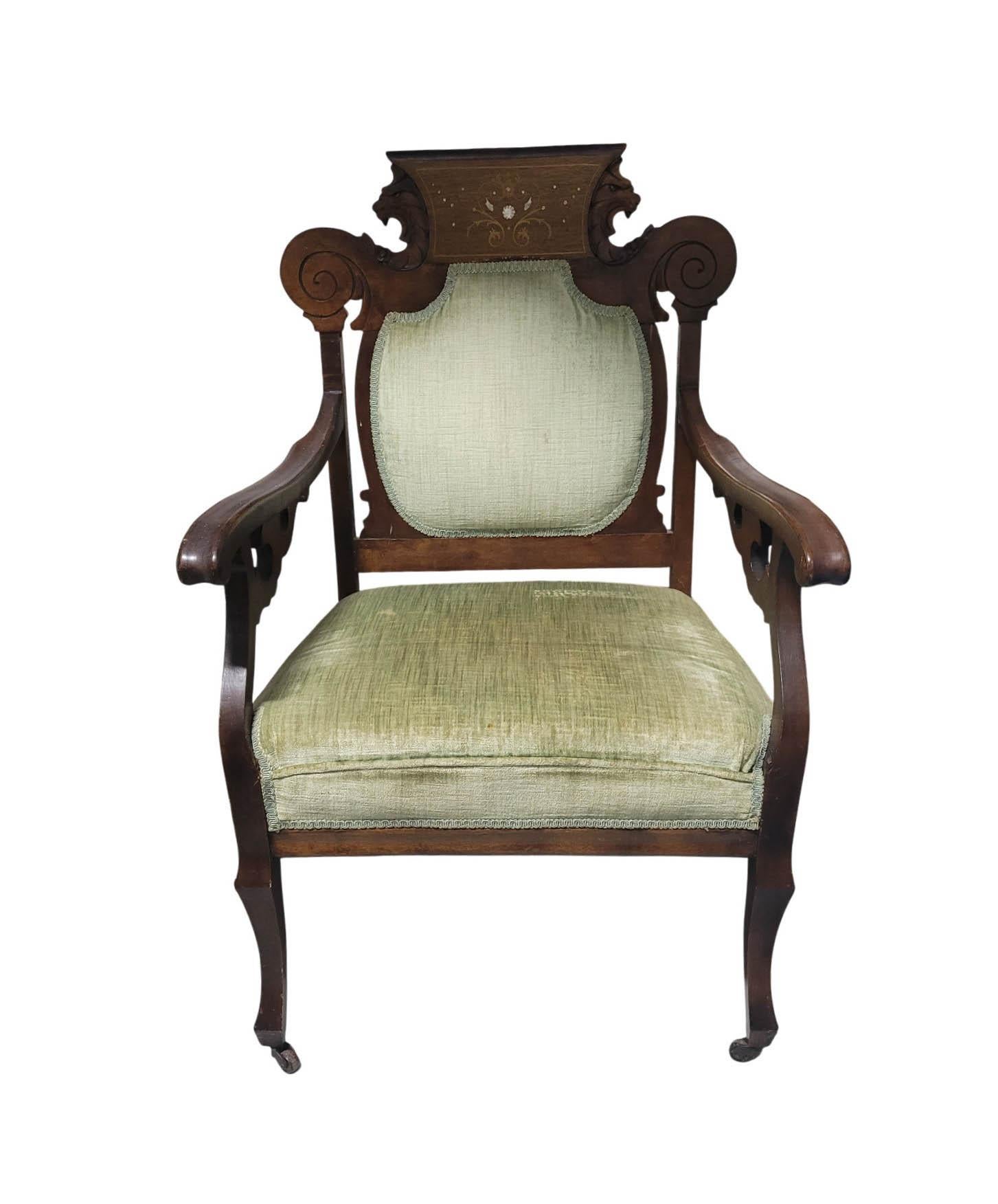 Este sillón encarna la estética  del estilo renacentista victoriano, popular a finales del siglo XIX. De presencia audaz y arquitectónica, refleja la refinada artesanía característica de los muebles de salón de alta calidad de la época.

Fabricada