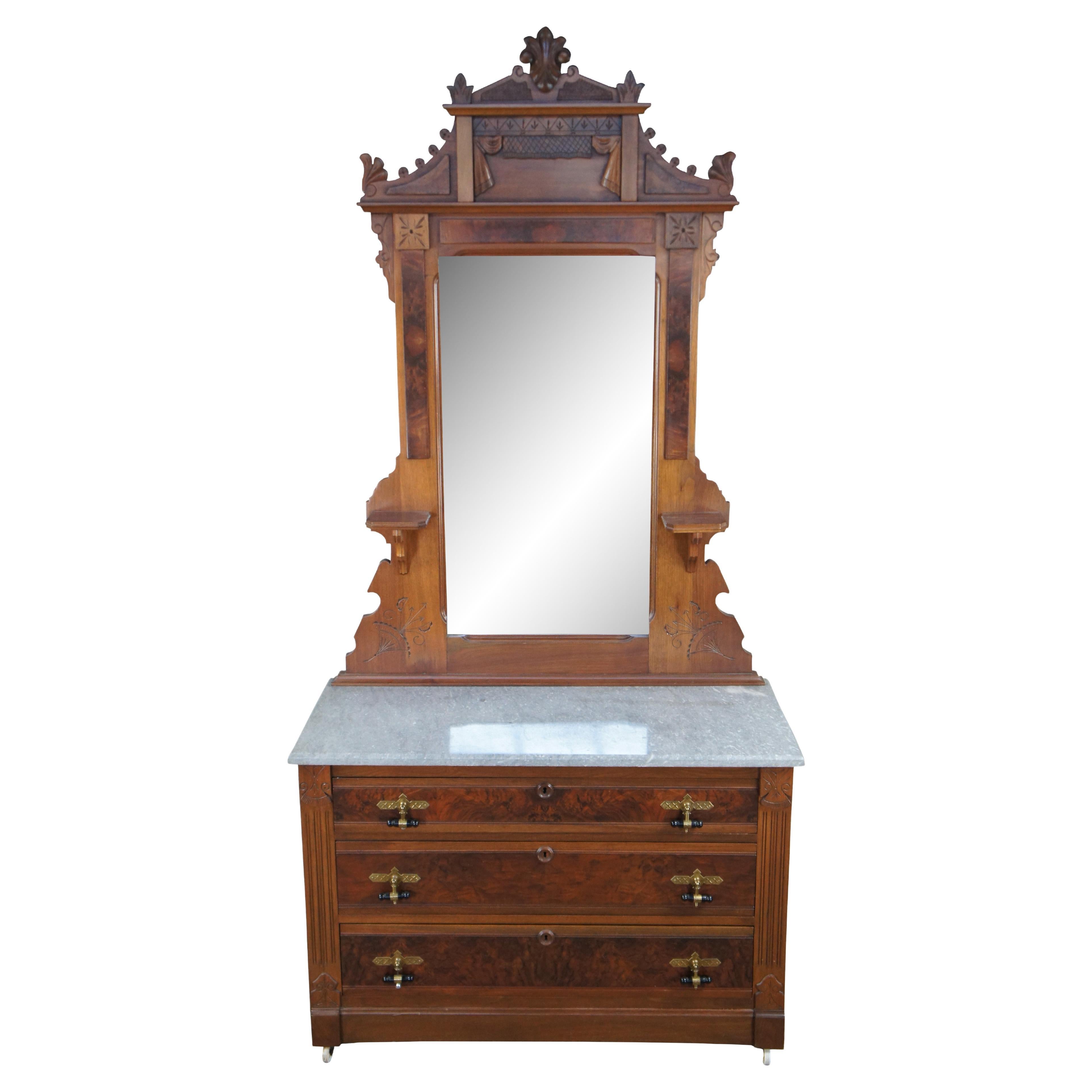 Un'affascinante cassettiera e specchiera antica in stile rinascimentale vittoriano, risalente al 1880 circa. Realizzato in noce con vivaci pannelli burattati lungo la parte anteriore e burattatura a fiammifero lungo i lati.  Presenta un grande
