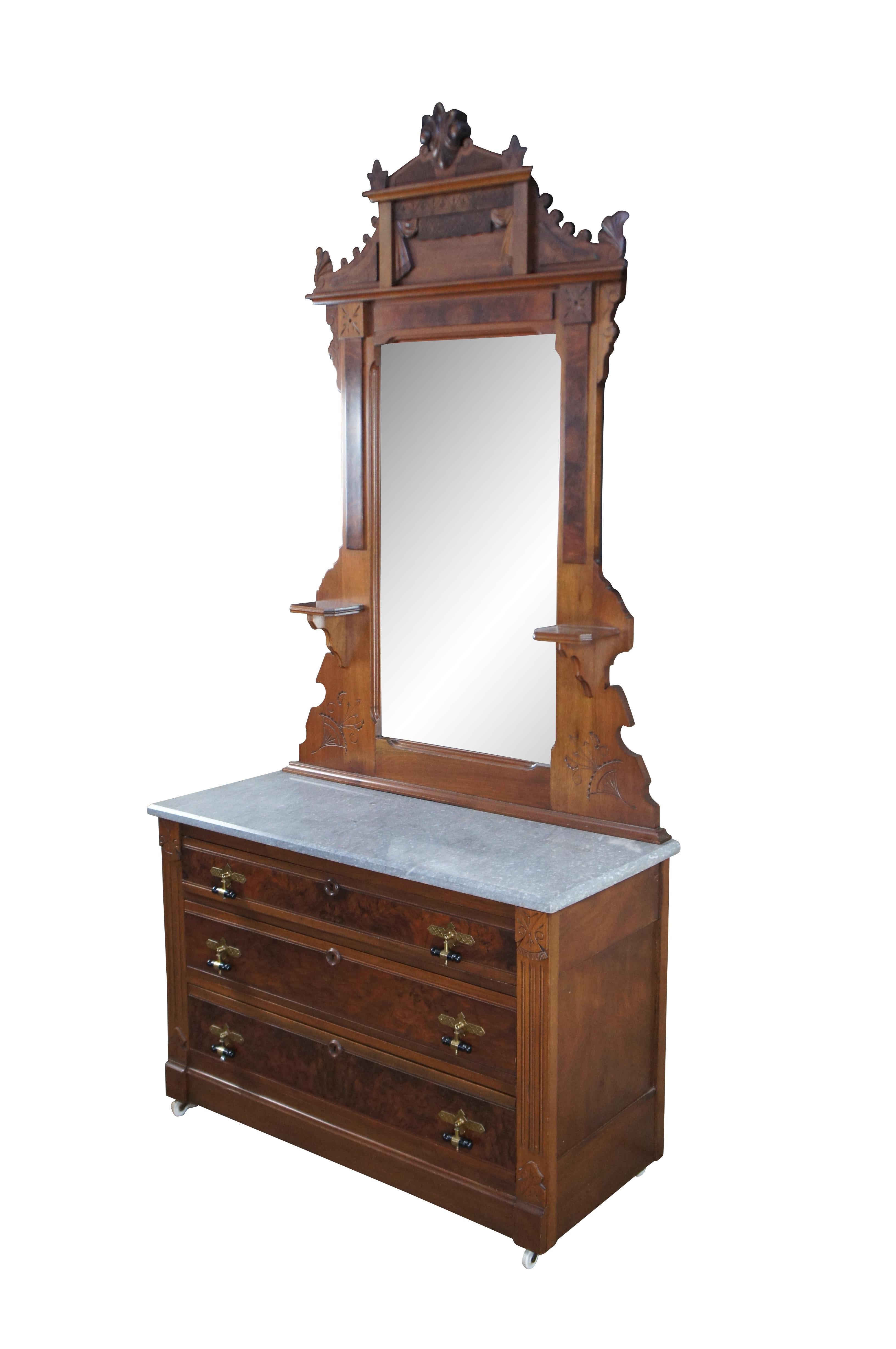 Neorinascimentale Antique Mirror e comò in radica di noce con piano in marmo in vendita