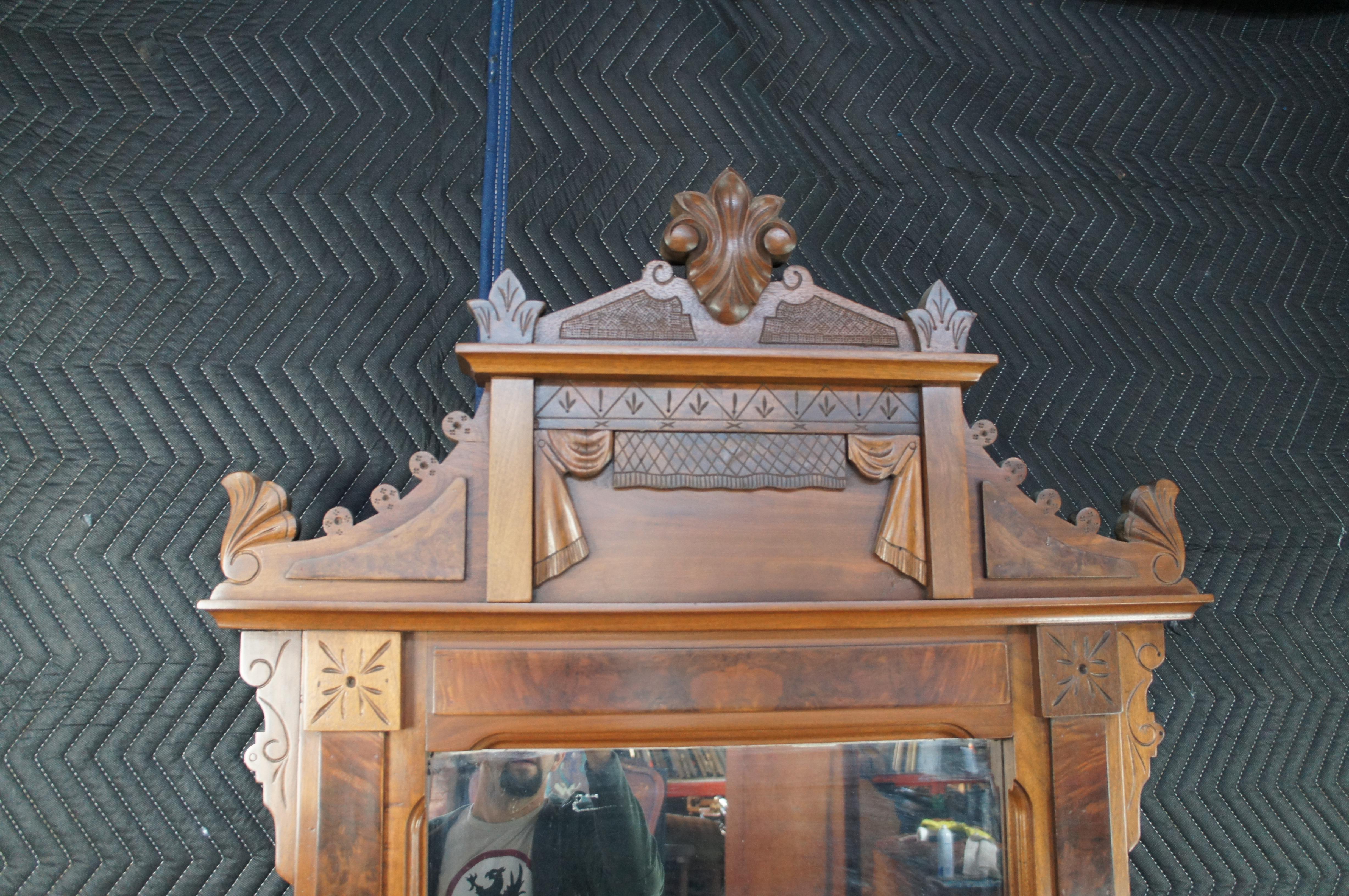 XIX secolo Antique Mirror e comò in radica di noce con piano in marmo in vendita