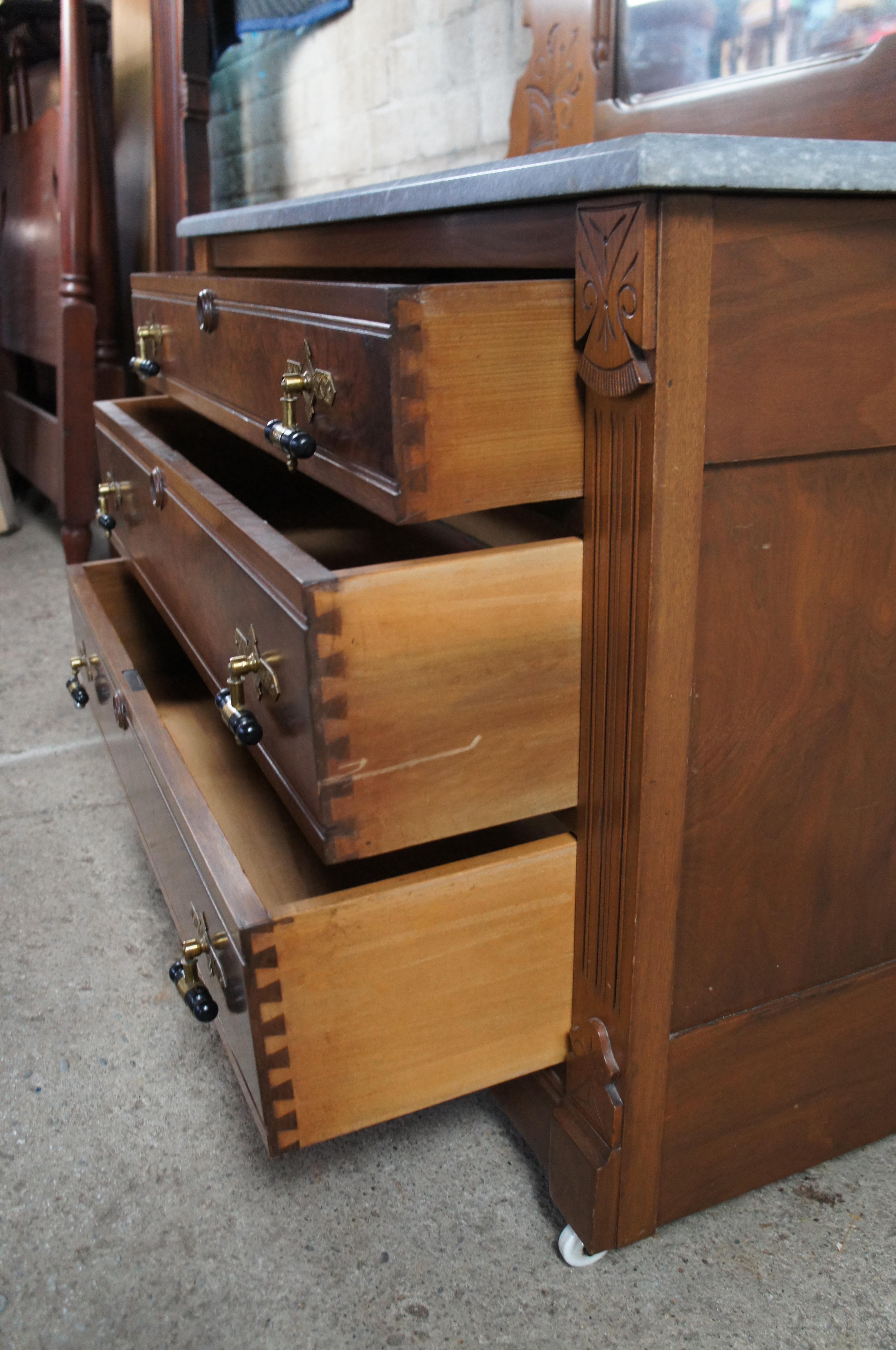 Antique Mirror e comò in radica di noce con piano in marmo in vendita 3