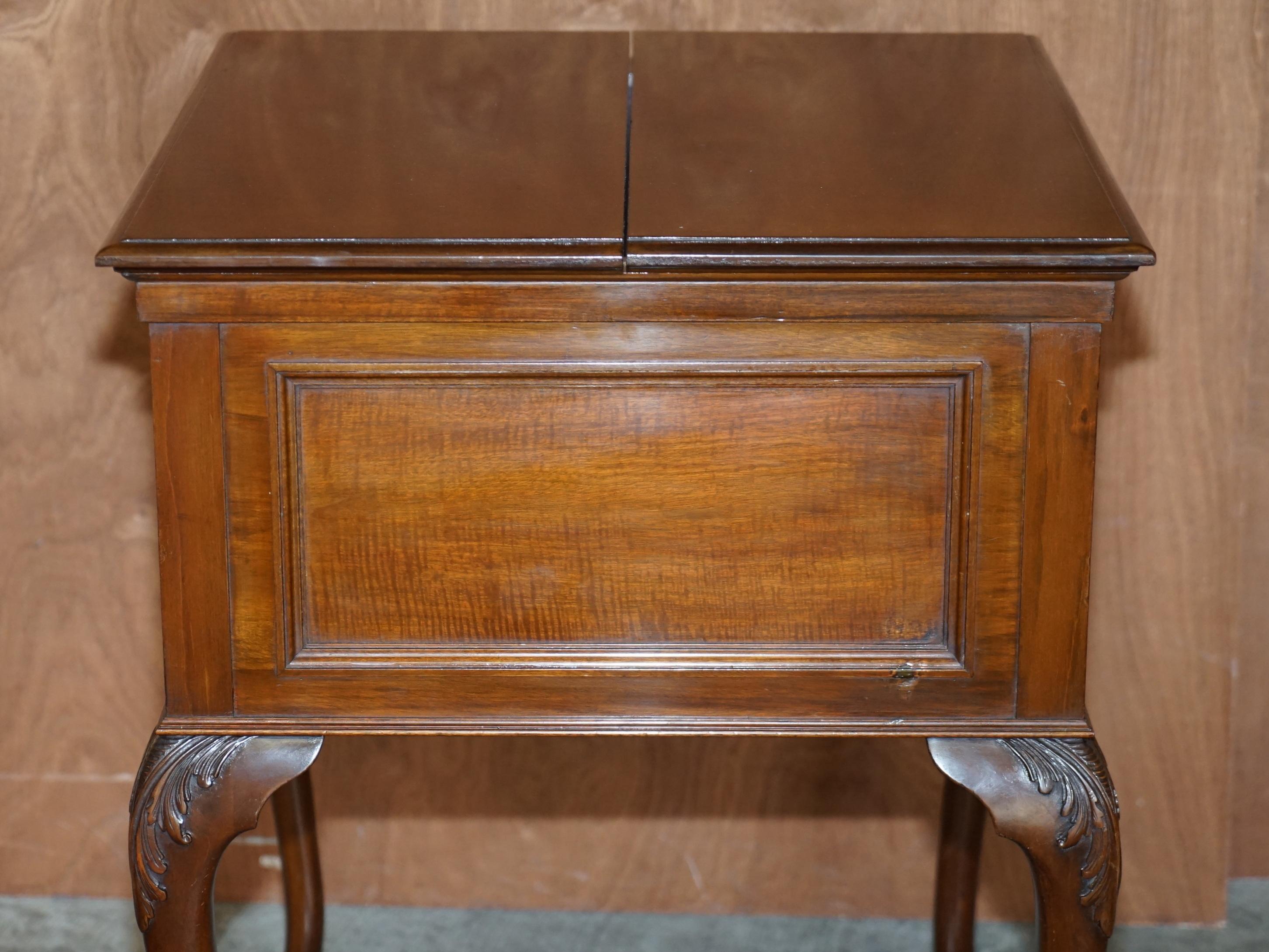 Anglais Ancienne table à boissons victorienne restaurée à griffes et boules Asprey's London Elevette en vente
