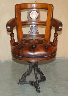 FAUTEUIL D'ARMATURE VICTORIENNE ANTIQUE EN CUIR BRUN CHESTERFIELD TUFTÉ