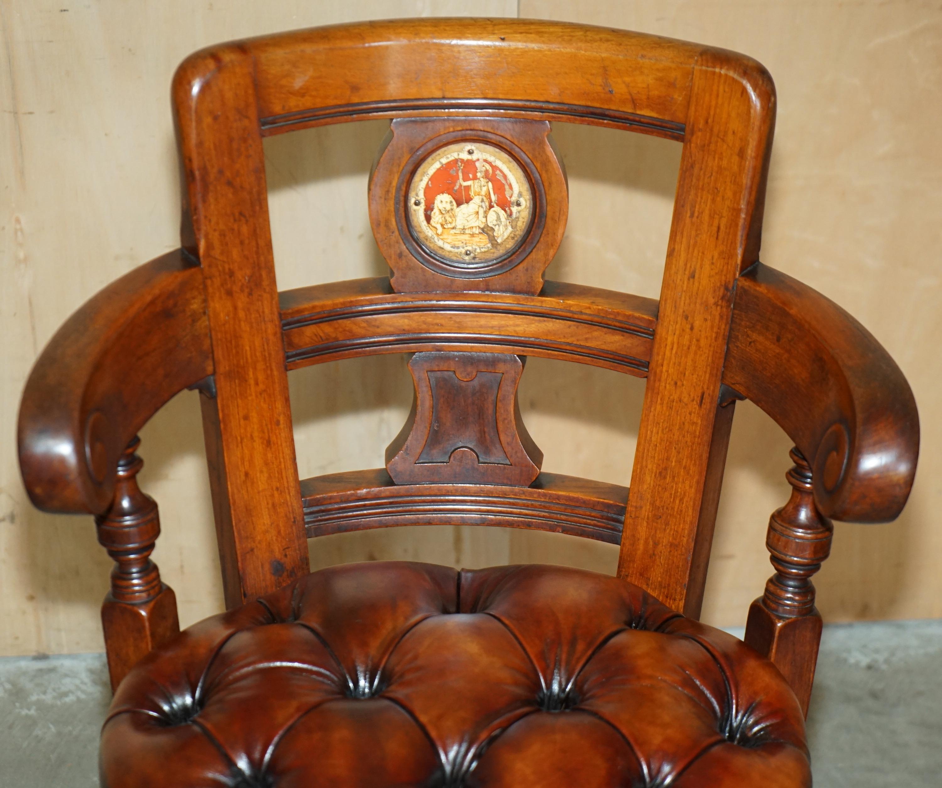 ANTIQUE VICTORIAN RESTORED BROWN LEATHER CHESTERFIELD TUFTED CAPTAiNS ARMCHAIR (Frühviktorianisch) im Angebot