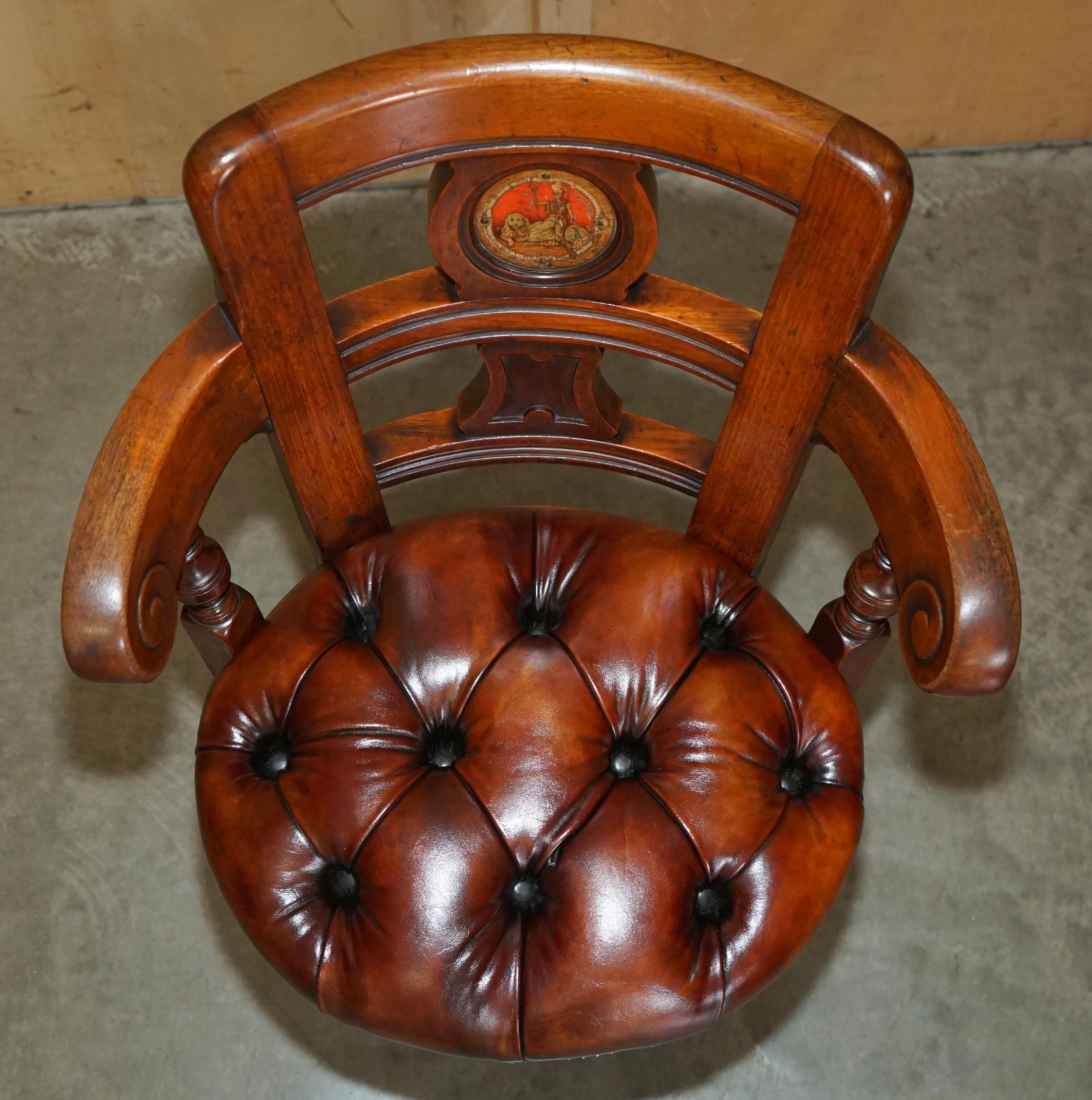 ANTIQUE VICTORIAN RESTORED BROWN LEATHER CHESTERFIELD TUFTED CAPTAiNS ARMCHAIR (Handgefertigt) im Angebot