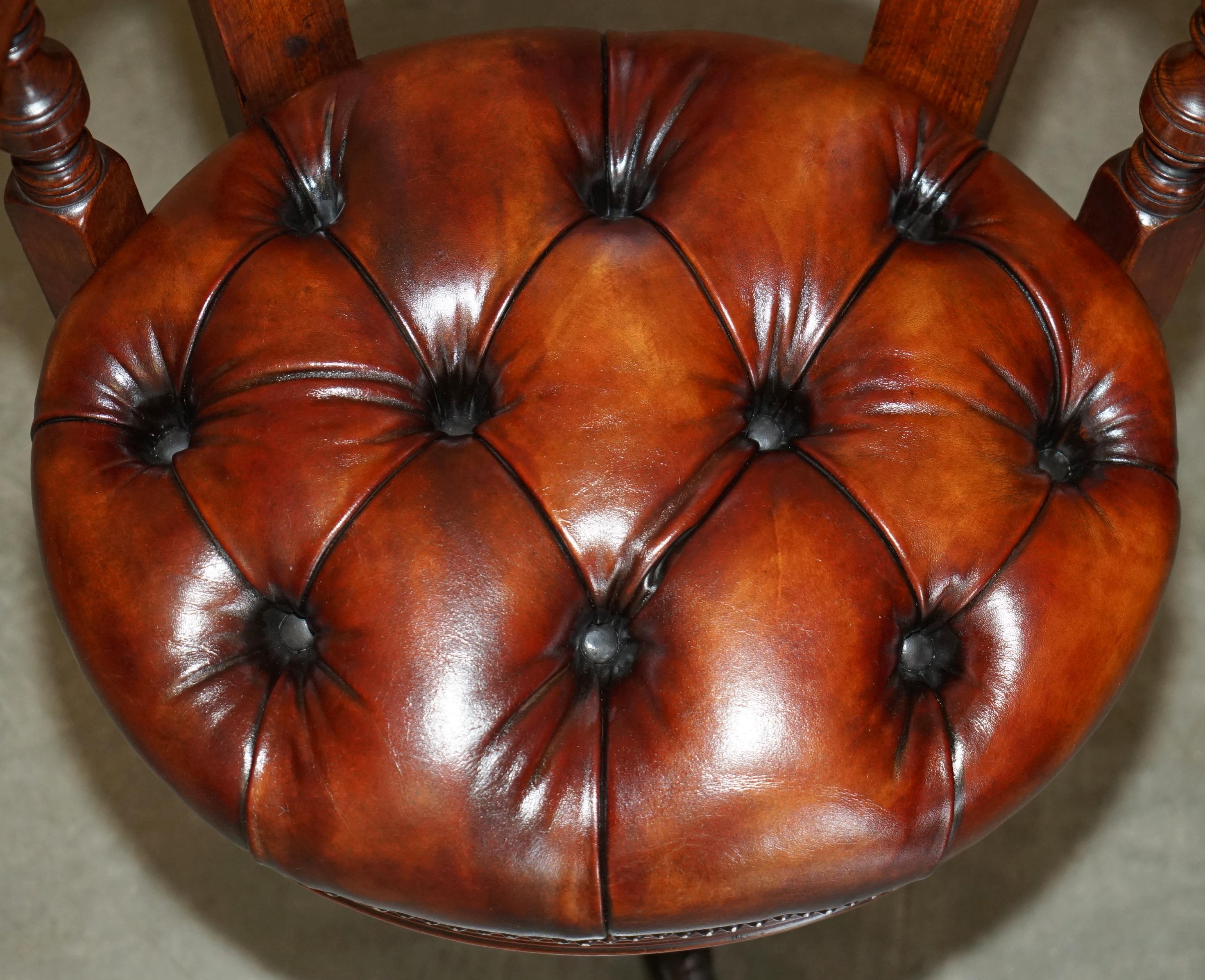 ANTIQUE VICTORIAN RESTORED BROWN LEATHER CHESTERFIELD TUFTED CAPTAiNS ARMCHAIR im Zustand „Gut“ im Angebot in West Sussex, Pulborough