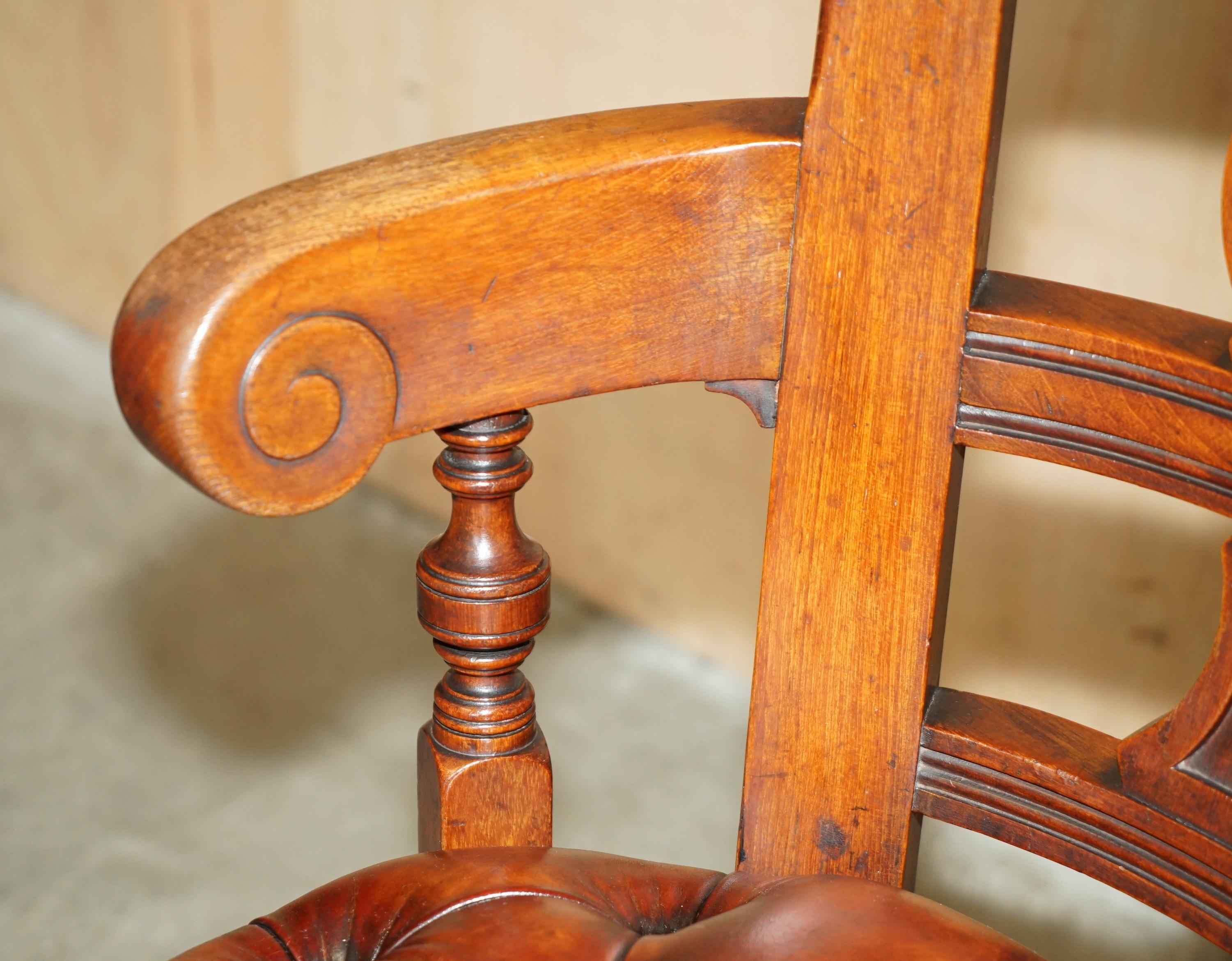 ANTIQUE VICTORIAN RESTORED BROWN LEATHER CHESTERFIELD TUFTED CAPTAiNS ARMCHAIR (Mittleres 19. Jahrhundert) im Angebot