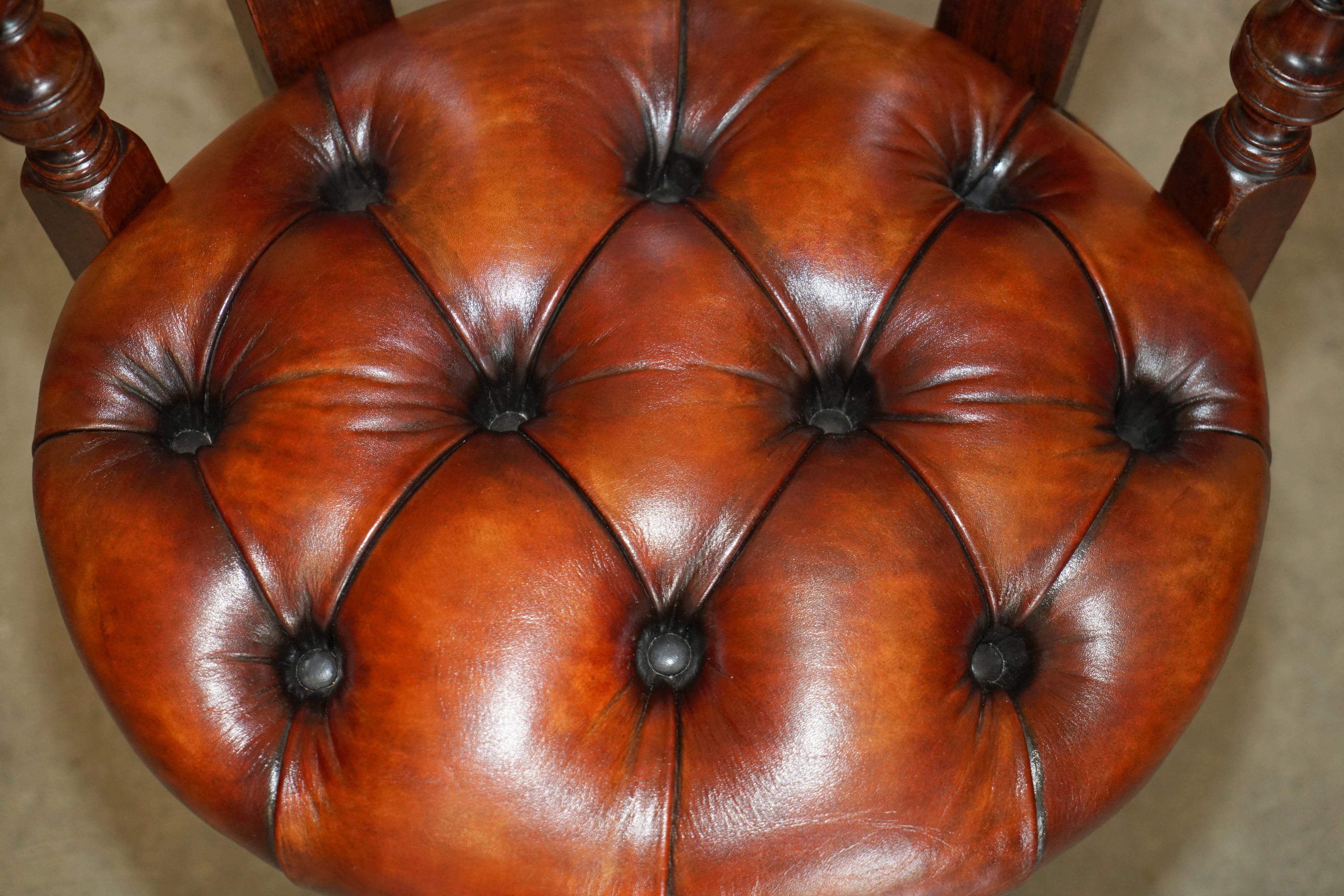 ANTIQUE VICTORIAN RESTORED BROWN LEATHER CHESTERFIELD TUFTED CAPTAiNS CHAIR im Angebot 2