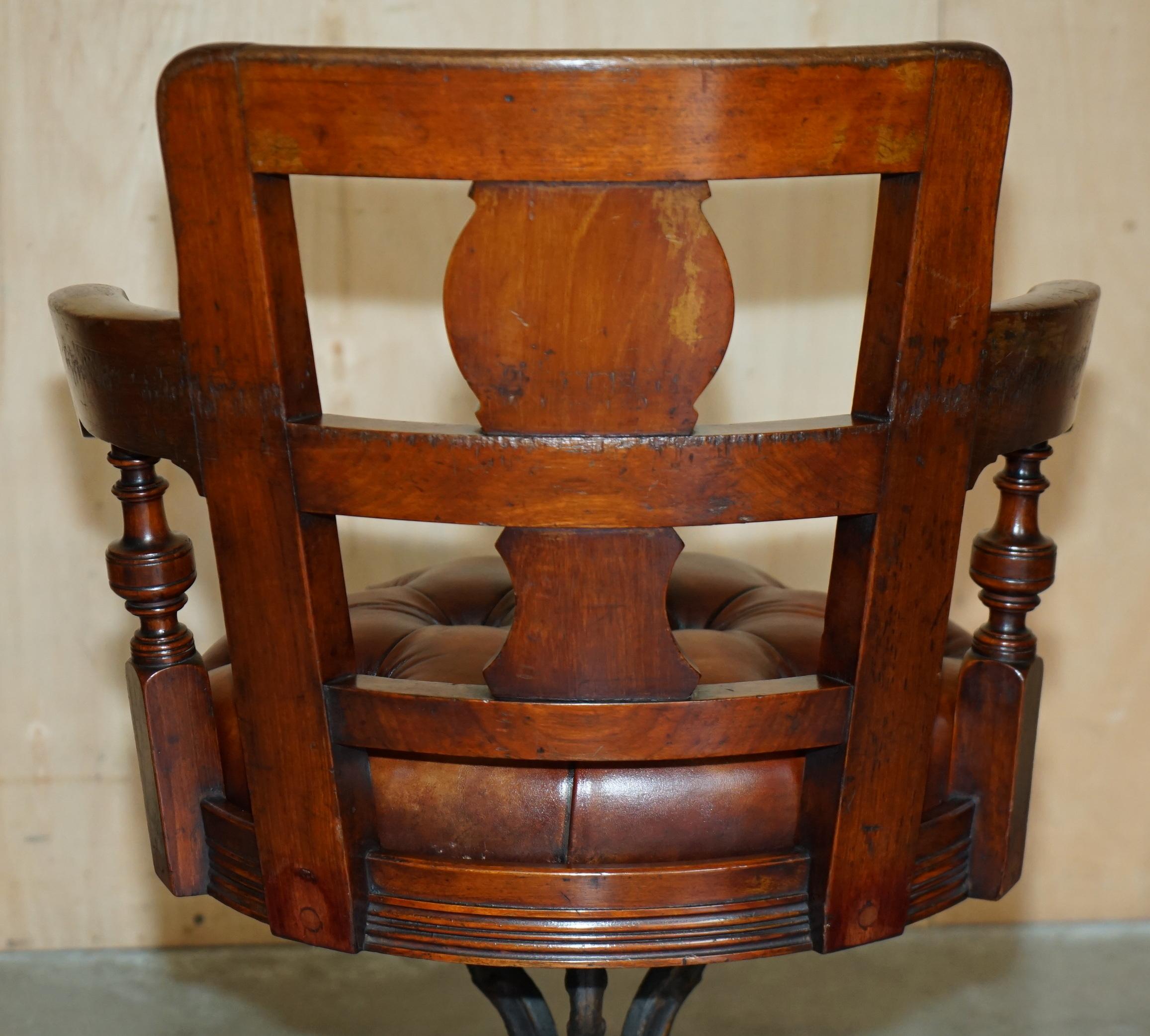 ANTIQUE VICTORIAN RESTORED BROWN LEATHER CHESTERFIELD TUFTED CAPTAiNS CHAIR im Angebot 9