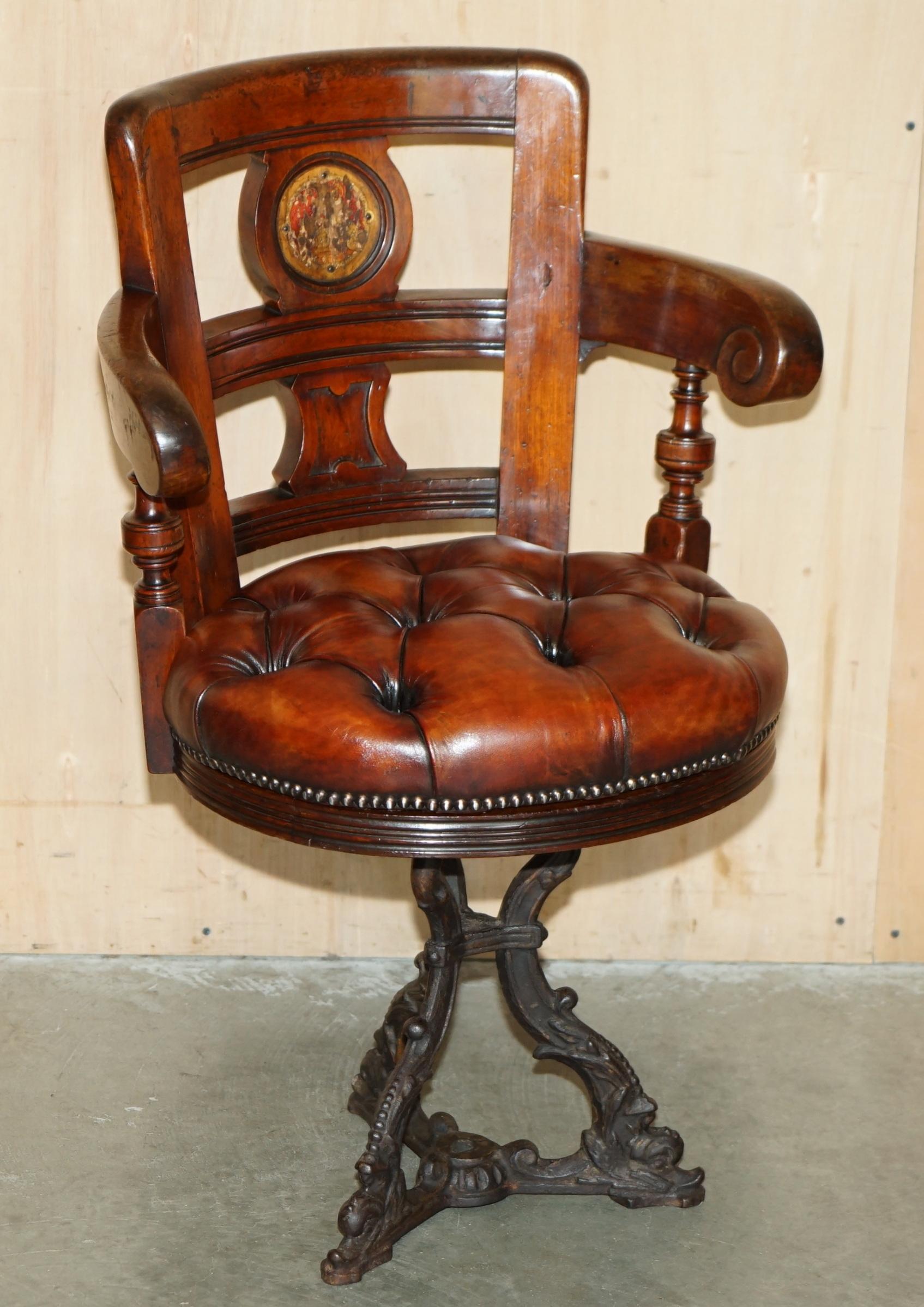 Royal House Antiques

Royal House Antiques ist erfreut, diese schöne atemberaubende vollständig restauriert Hand geschnitzt Mahagoni gerahmt, frühen viktorianischen ca. 1840-1850 Schiffe Captains Sessel mit Gusseisen stark patiniert Basis